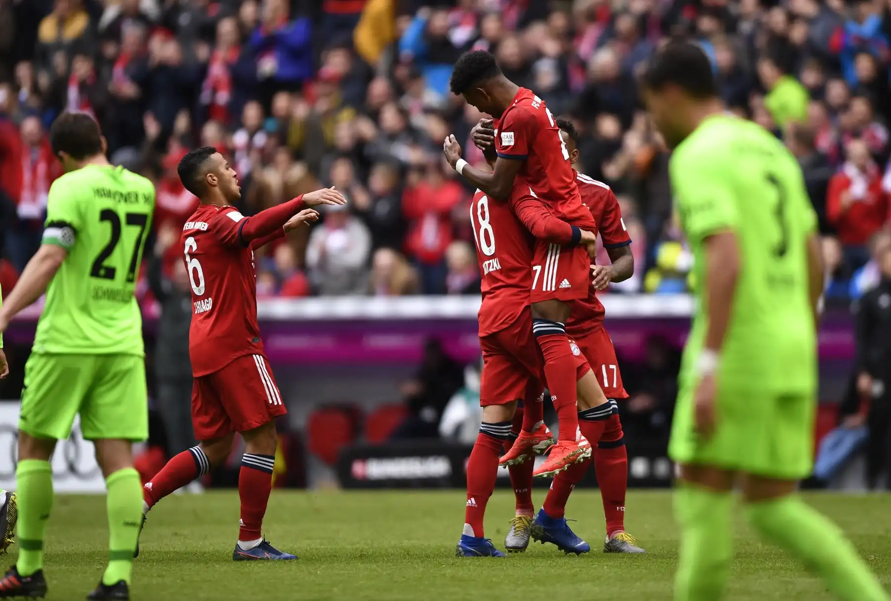 Las capas de Bayern Munich celebran un gol durante el partido de fútbol de la Bundesliga alemana entre Bayern Munich y Hannover.
Foto:EFE
