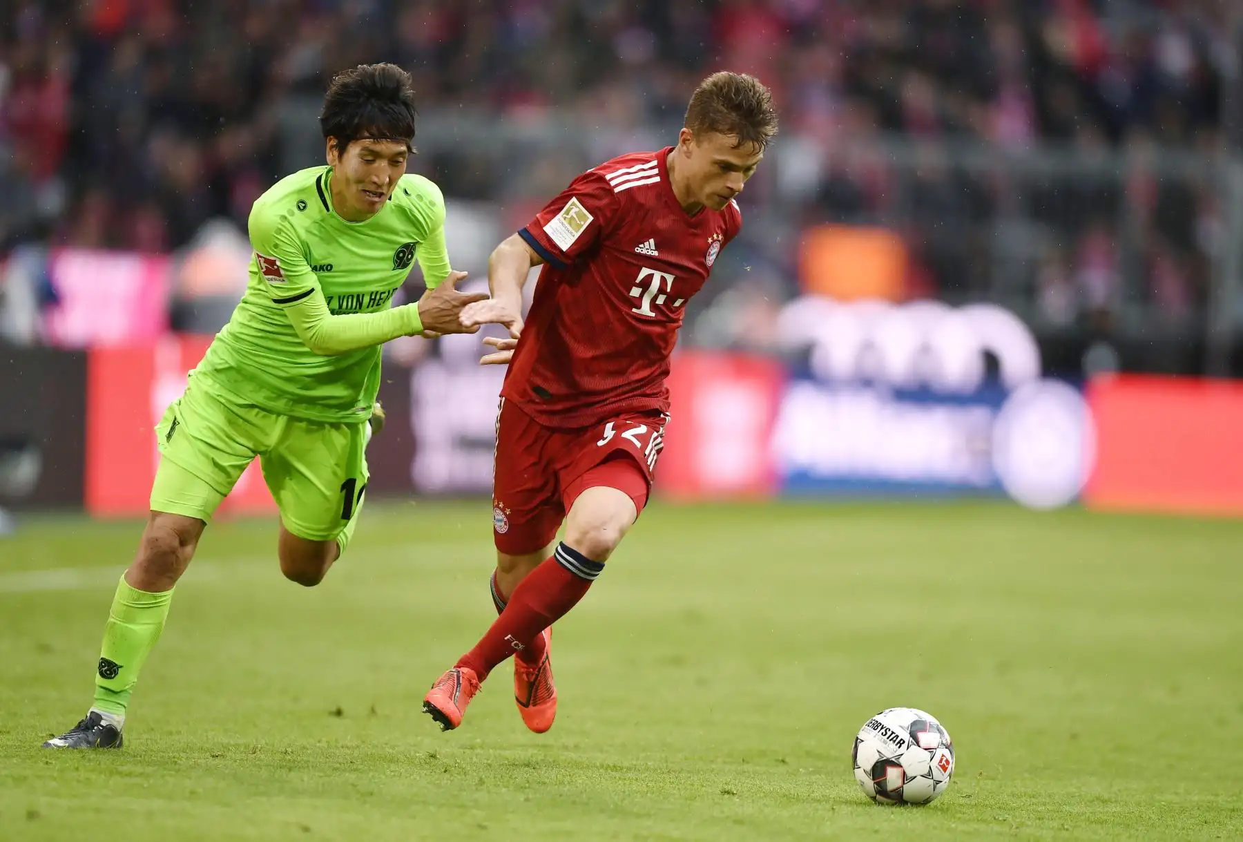 Joshua Kimmich (R) de Bayern y Genki Haraguchi de Hannover compiten por el balón durante el partido de fútbol de la Bundesliga alemana entre Bayern Munich y Hannover 96 en Munich, Alemania.
Foto:EFE