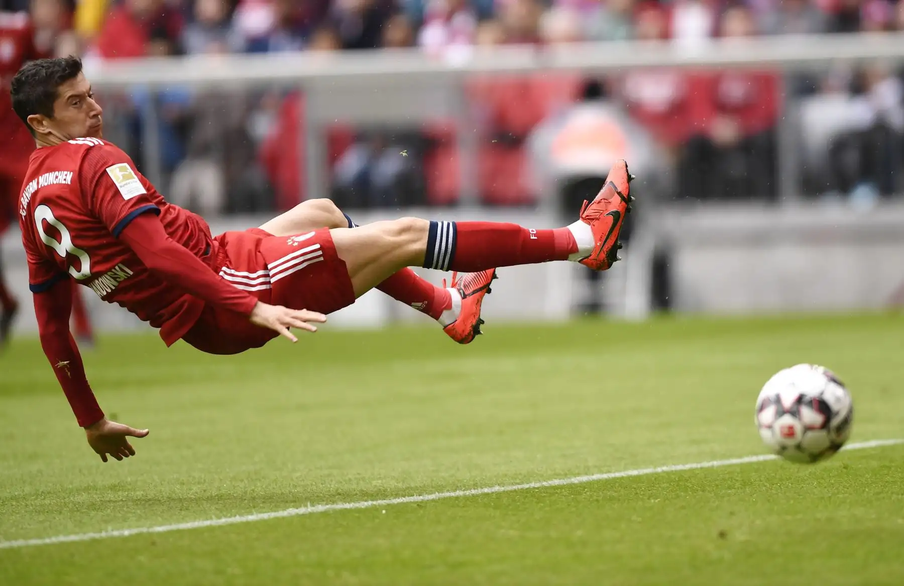 Robert Lewandowski del Bayern en acción durante el partido de fútbol de la Bundesliga alemana entre Bayern Munich y Hannover.
Foto:EFE