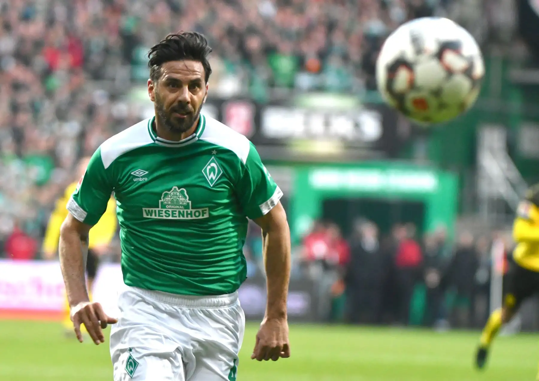 El delantero peruano de Bremen, Claudio Pizarro, juega el balón durante el partido de fútbol de la primera división alemana Bundesliga Werder Bremen - BVB Borussia Dortmund en Bremen, norte de Alemania.
Foto:AFP
