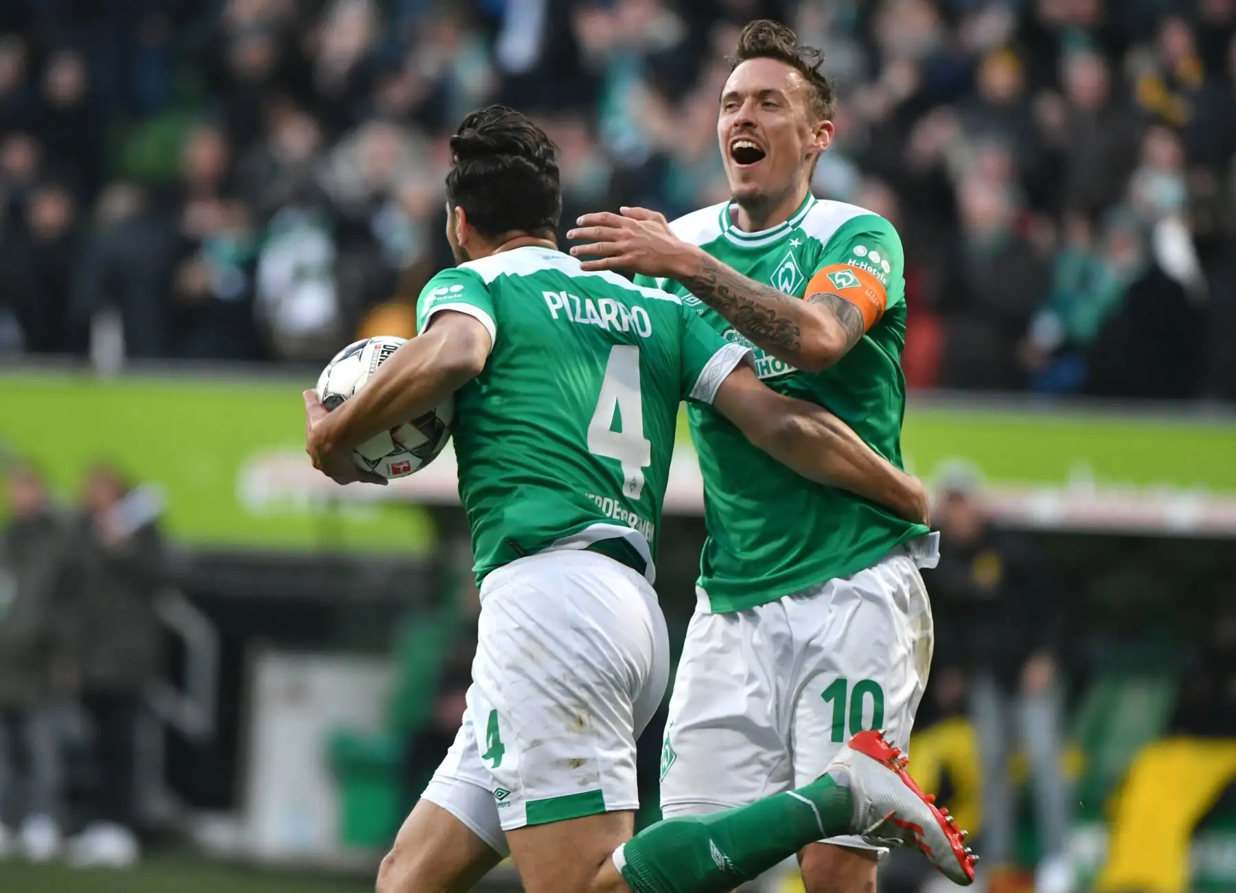 El delantero peruano de Bremen, Claudio Pizarro, celebra anotar con su compañero de equipo, el delantero alemán Max Kruse, durante el partido de fútbol de la primera división alemana de la Bundesliga Werder Bremen - BVB Borussia Dortmund.
Foto:AFP