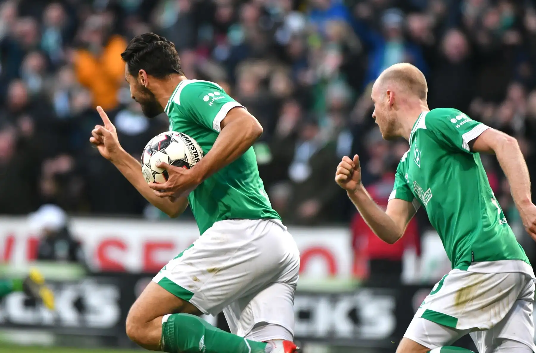 El delantero peruano de Bremen, Claudio Pizarro, celebra anotar con su compañero de equipo, el delantero alemán Max Kruse, durante el partido de fútbol de la primera división alemana de la Bundesliga Werder Bremen - BVB Borussia Dortmund.
Foto:AFP