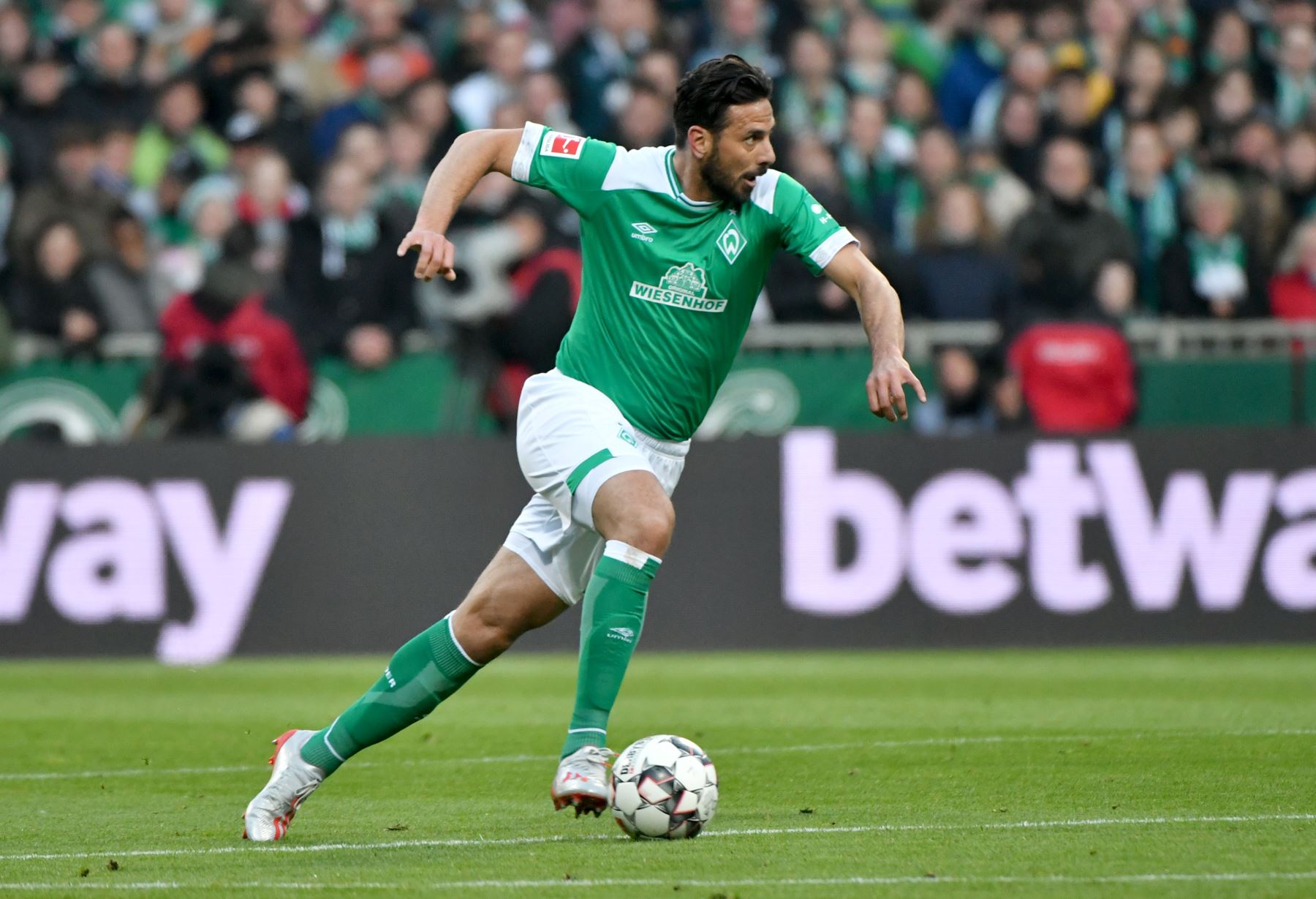 El delantero peruano de Bremen, Claudio Pizarro, corre con la pelota durante el partido de fútbol de primera división de la Bundesliga alemana Werder Bremen - BVB Borussia Dortmund.
Foto: AFP