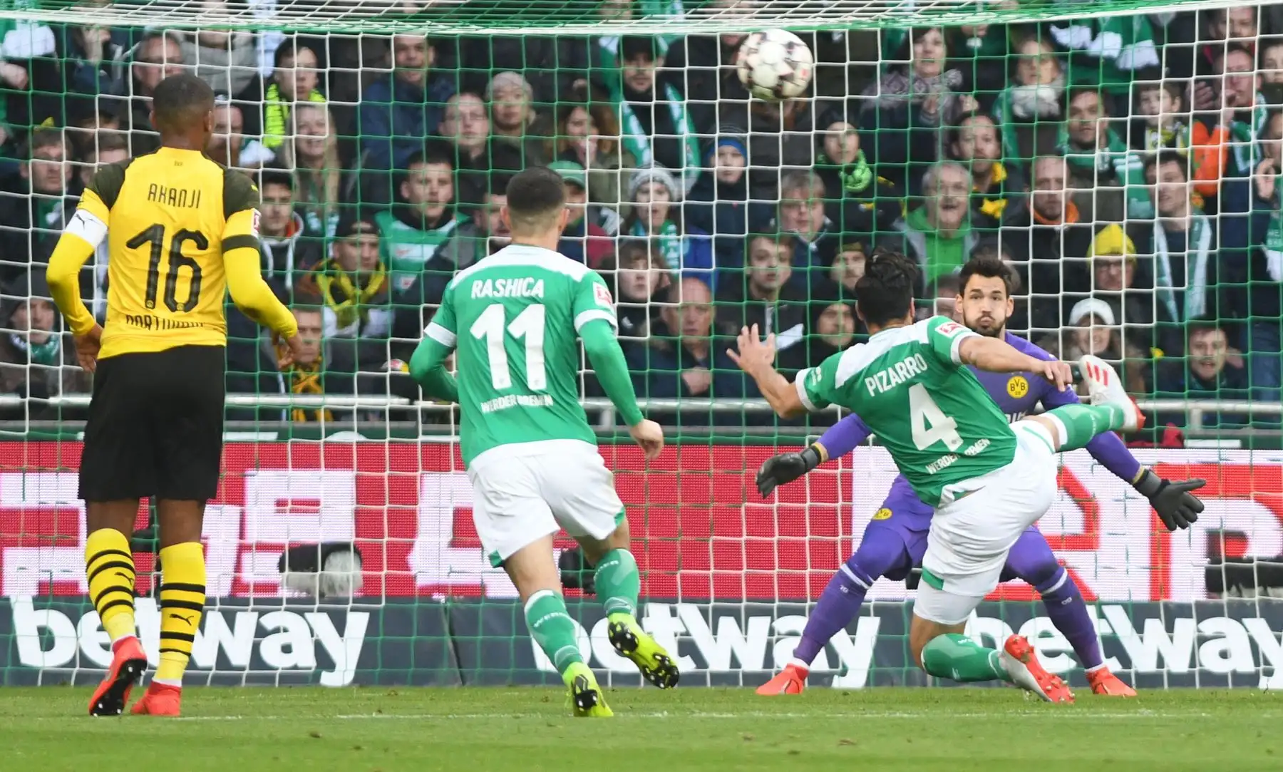 Claudio Pizarro, del Bremen, obtuvo el empate en el partido de fútbol de la Bundesliga alemana entre SV Werder Bremen y Borussia Dortmund .
Foto: EFE