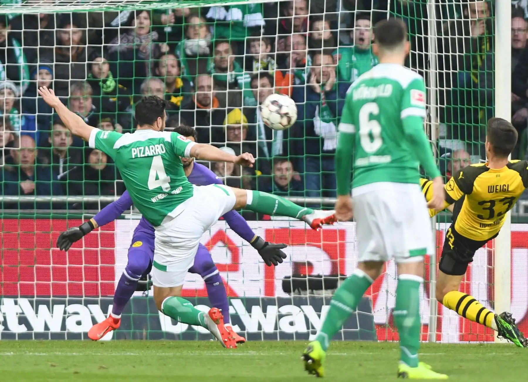 Claudio Pizarro, del Bremen, obtuvo el empate en el partido de fútbol de la Bundesliga alemana entre SV Werder Bremen y Borussia Dortmund .
Foto: EFE
