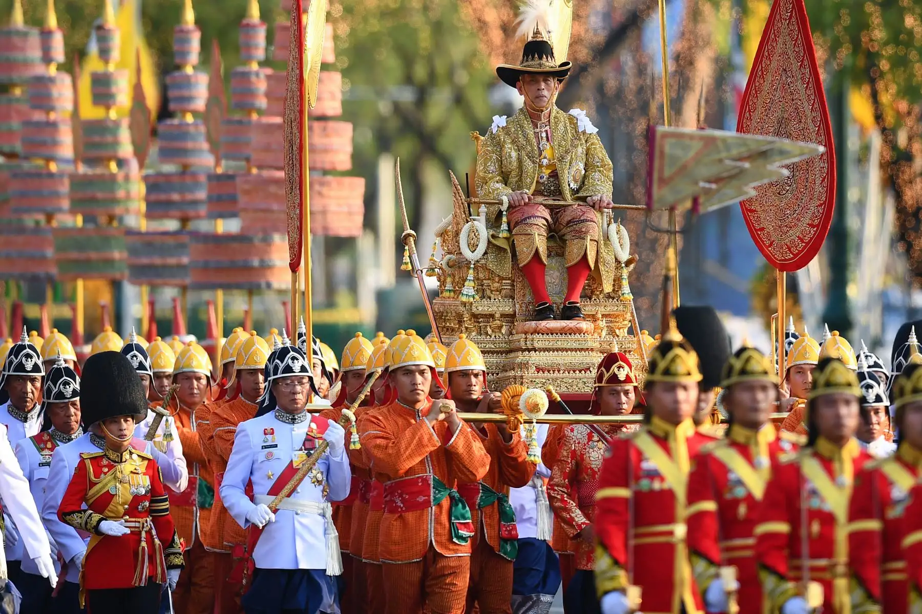 El rey de Tailandia, Maha Vajiralongkorn, es transportado en un palanquín dorado durante la procesión de la coronación, mientras la hija, la princesa Bajrakitiyabha Mahidol (L en la parte inferior con sombrero negro) marcha junto a Bangkok.
Foto: AFP