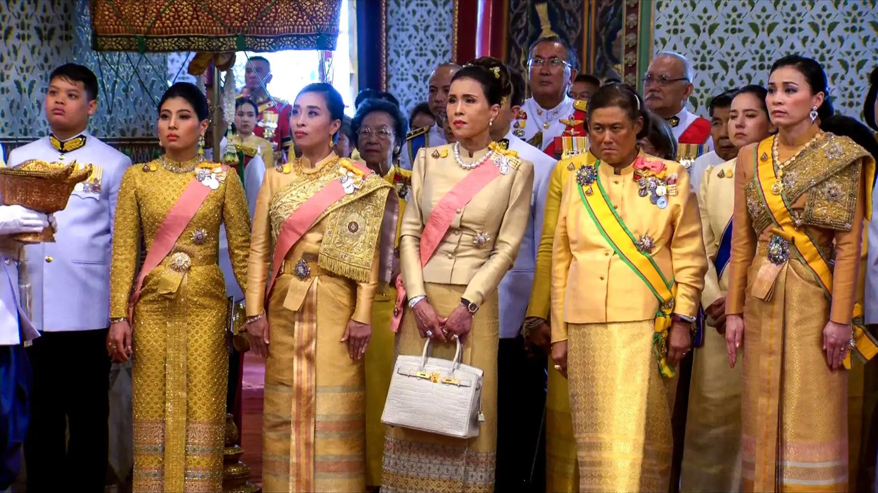 Familiares del rey Maha Vajiralongkorn de Tailandia desde la izquierda, el príncipe Dipangkorn Rasmijoti, la hija de la princesa Sirivannavari Nariratana, la hija de la princesa Bajrakitiyabha Manidol, la hermana de la princesa Ubolratana, la hermana de la princesa Maha Chakri Sirakindindhorn Queen Suthida (R) asistió a la coronación del rey Vajiralongkorn en el Gran Palacio de Bangkok.
Foto:AFP