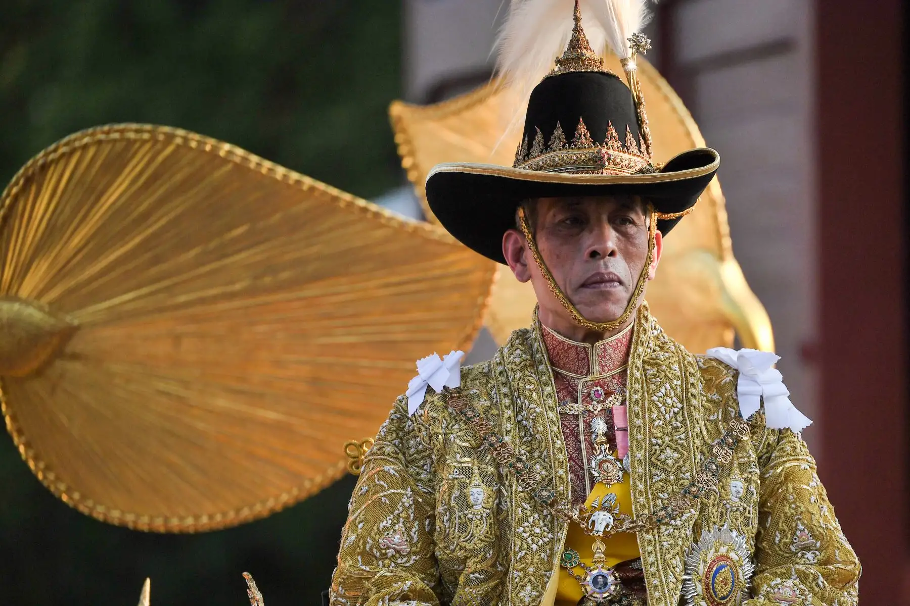 El rey de Tailandia, Maha Vajiralongkorn, es llevado en un palanquín dorado fuera del Gran Palacio para la procesión de coronación en Bangkok.
Foto:AFP