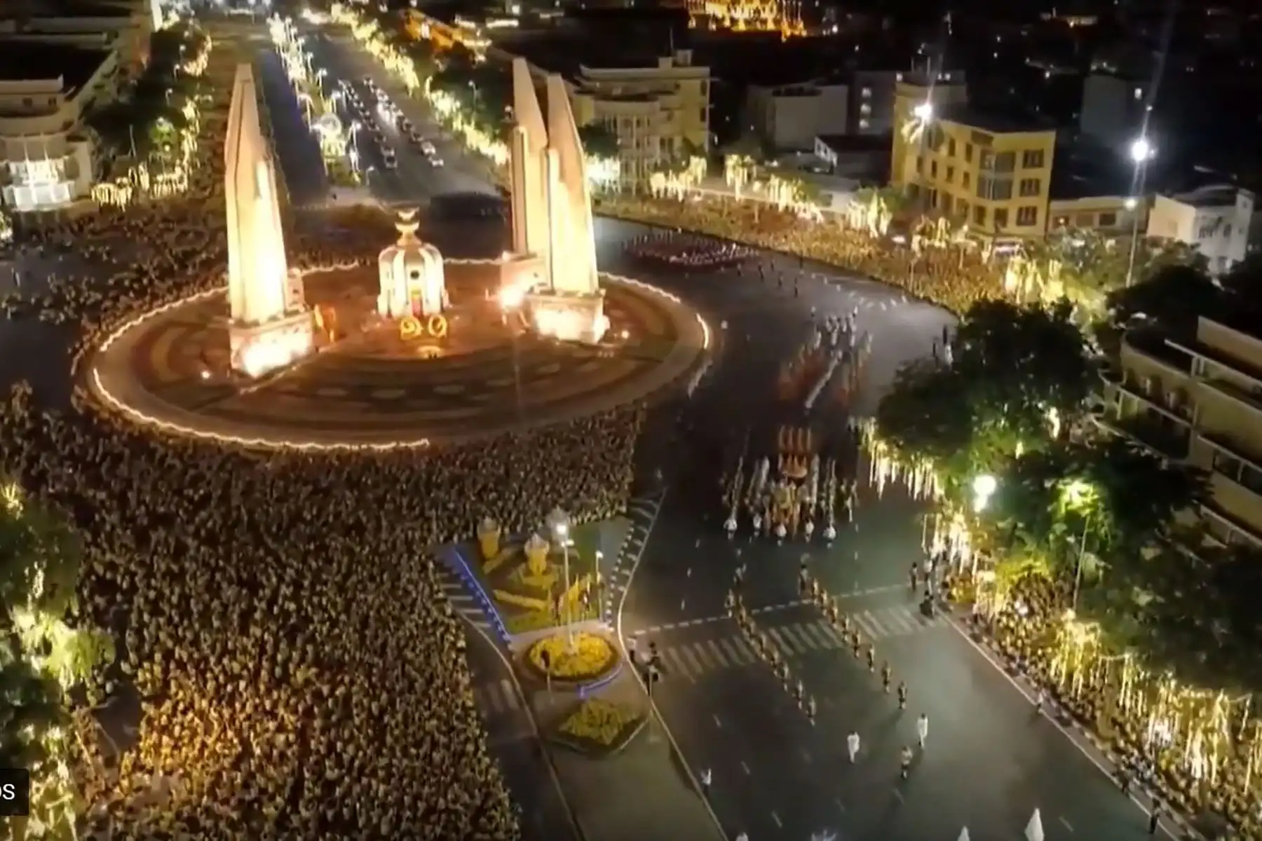 Personas reunidas alrededor del Monumento a la Democracia mientras el Rey Maha Vajiralongkorn (R) de Tailandia se lleva en un palanquín dorado durante la procesión de coronación en Bangkok.
Foto:AFP