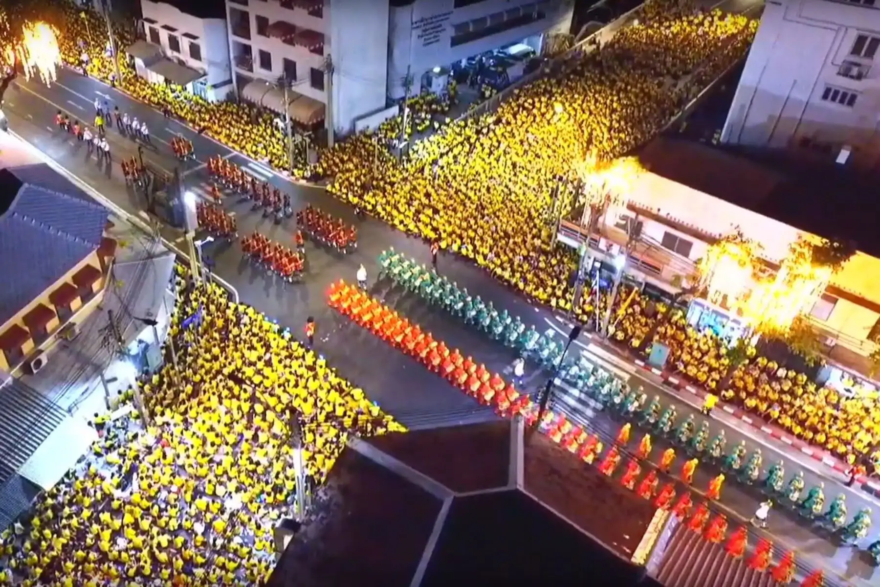 Muestra de una vista aérea de multitudes que observan la procesión de coronación del rey de Tailandia, Maha Vajiralongkorn, en Bangkok.
Foto: AFP
