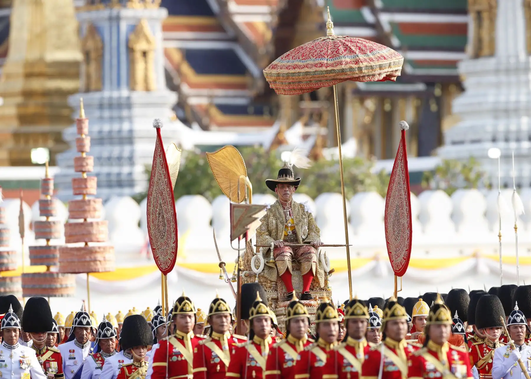 Imagen del rey Maha Vajiralongkorn de Tailandia en un palanquín fuera del Gran Palacio para su procesión de coronación en Bangkok.
Foto:AFP