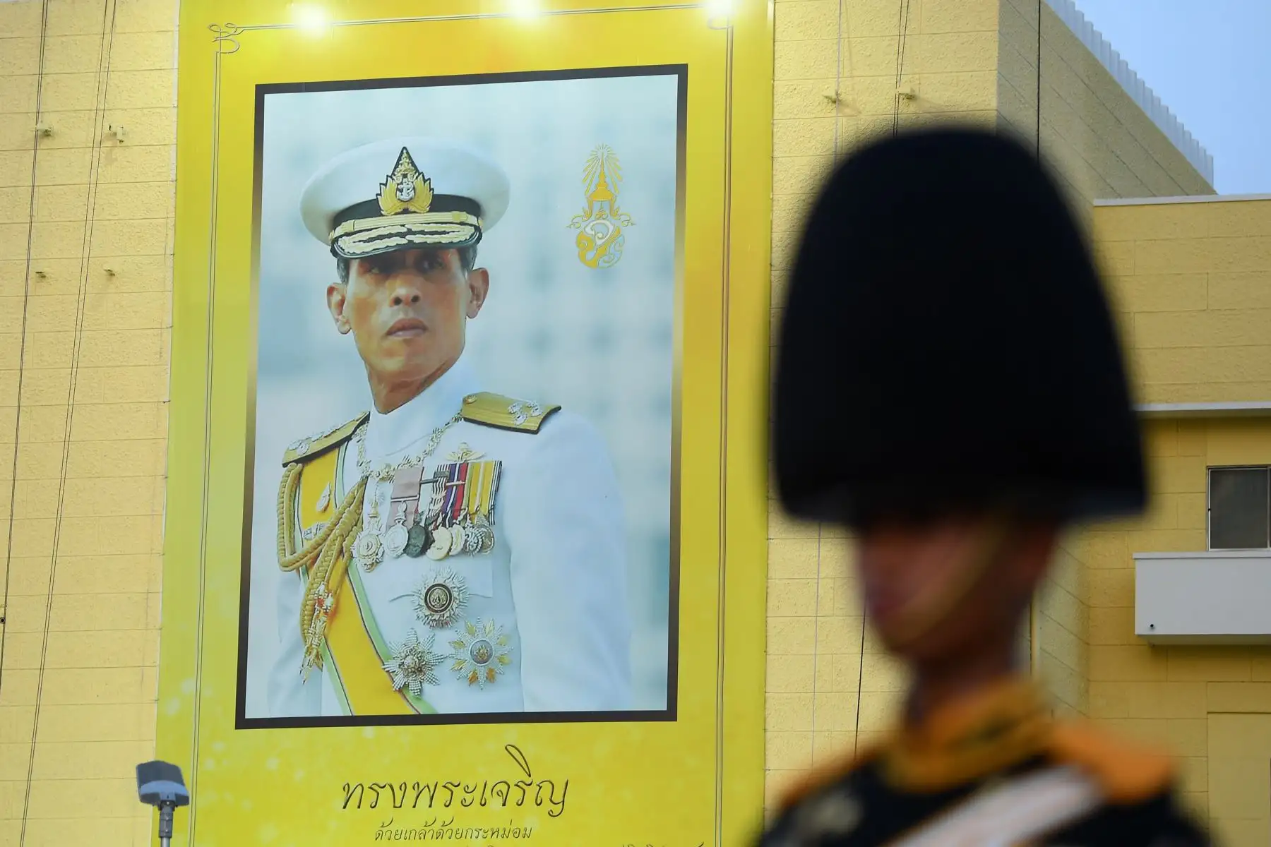Una Guardia Real tailandesa se para frente a un retrato del Rey Maha Vajiralongkorn de Tailandia durante su procesión de coronación en Bangkok.
Foto:AFP