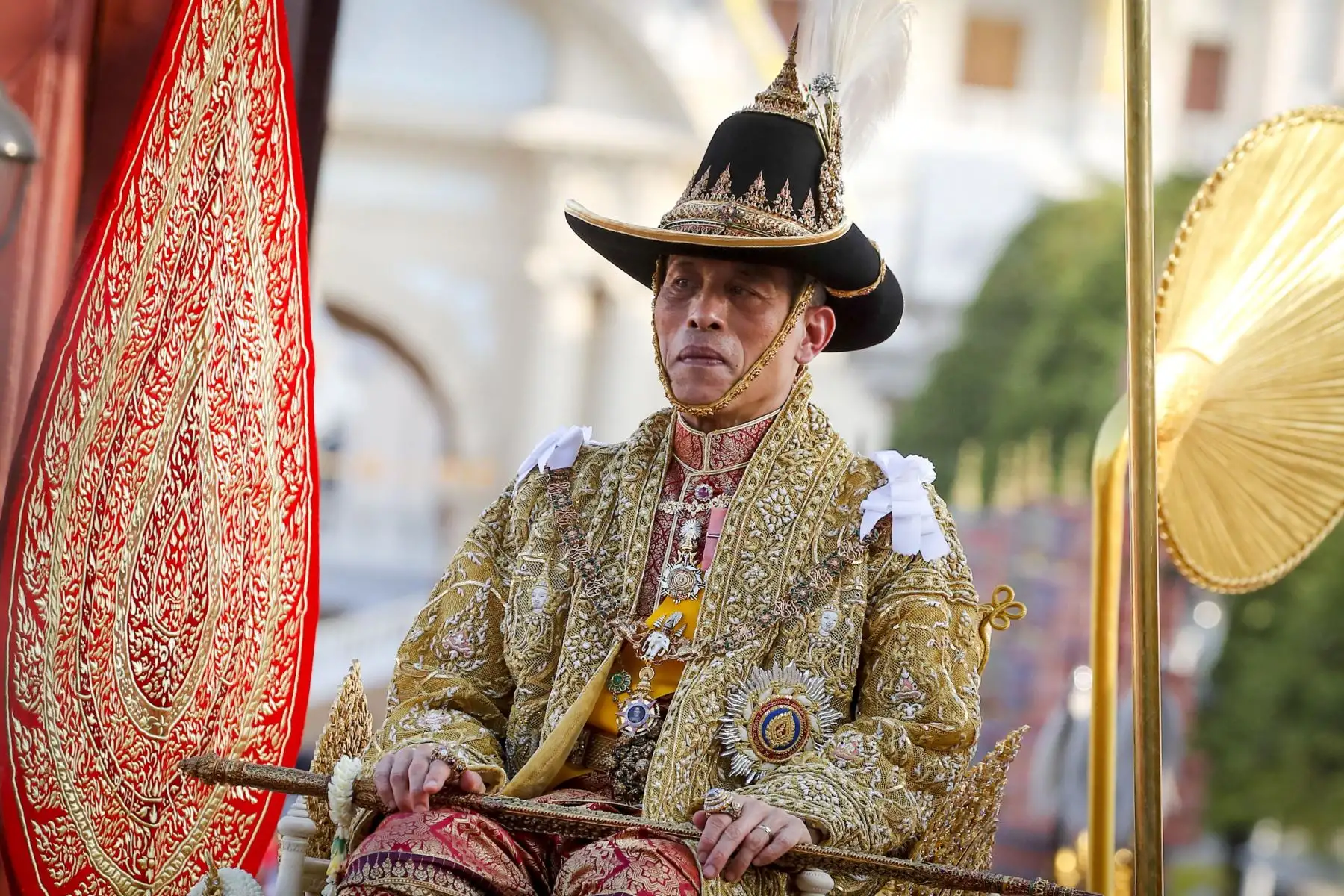 El rey de Tailandia, Maha Vajiralongkorn, es llevado en un palanquín dorado fuera del Gran Palacio para la procesión de coronación en Bangkok.
Foto:EFE