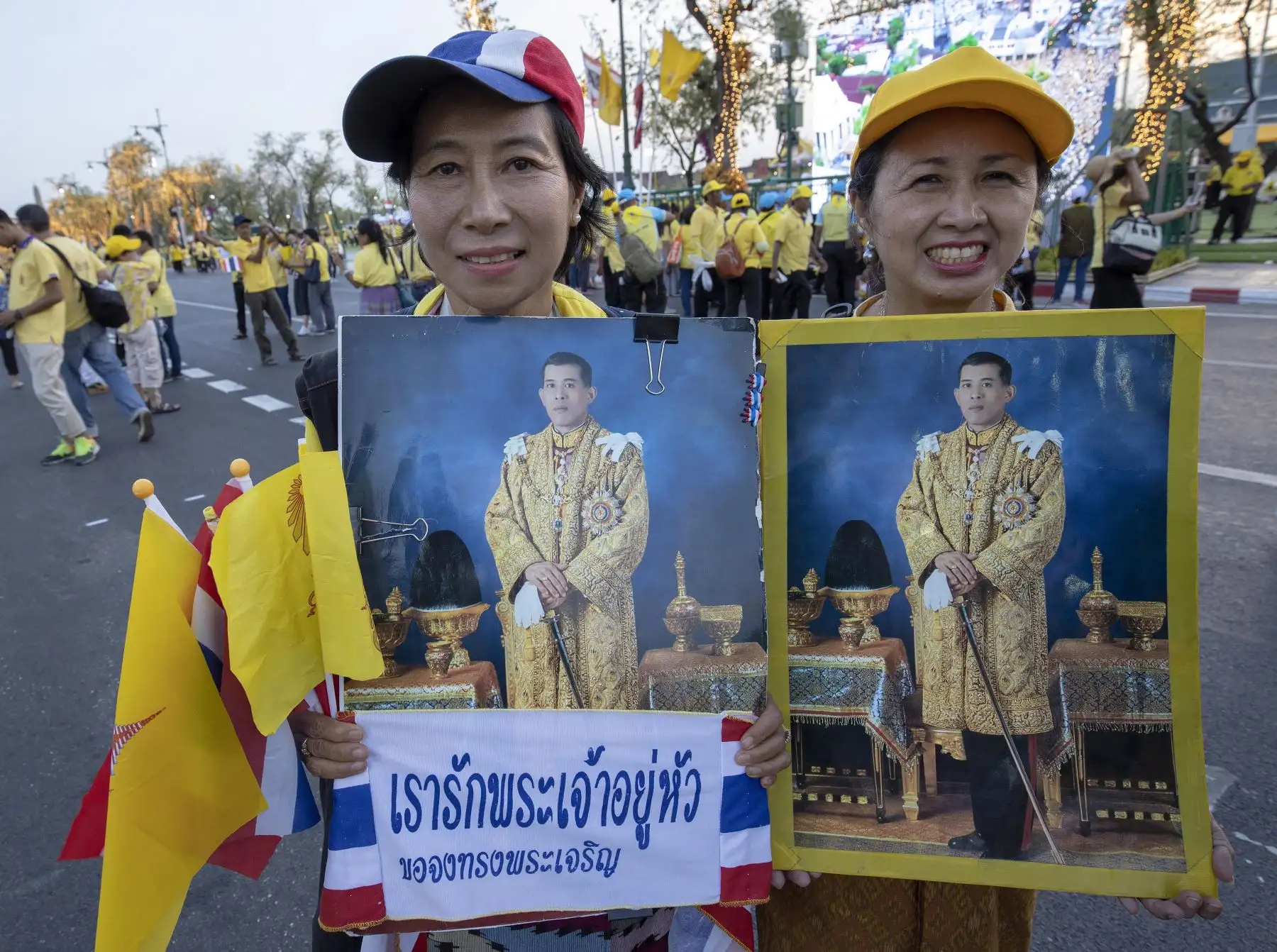 Tailandeses sostienen retratos del rey durante una procesión de tierra para rodear la ciudad, ofreciendo a la gente la oportunidad de rendir homenaje como parte del rey tailandés Maha Vajiralongkorn. 
Foto:EFE