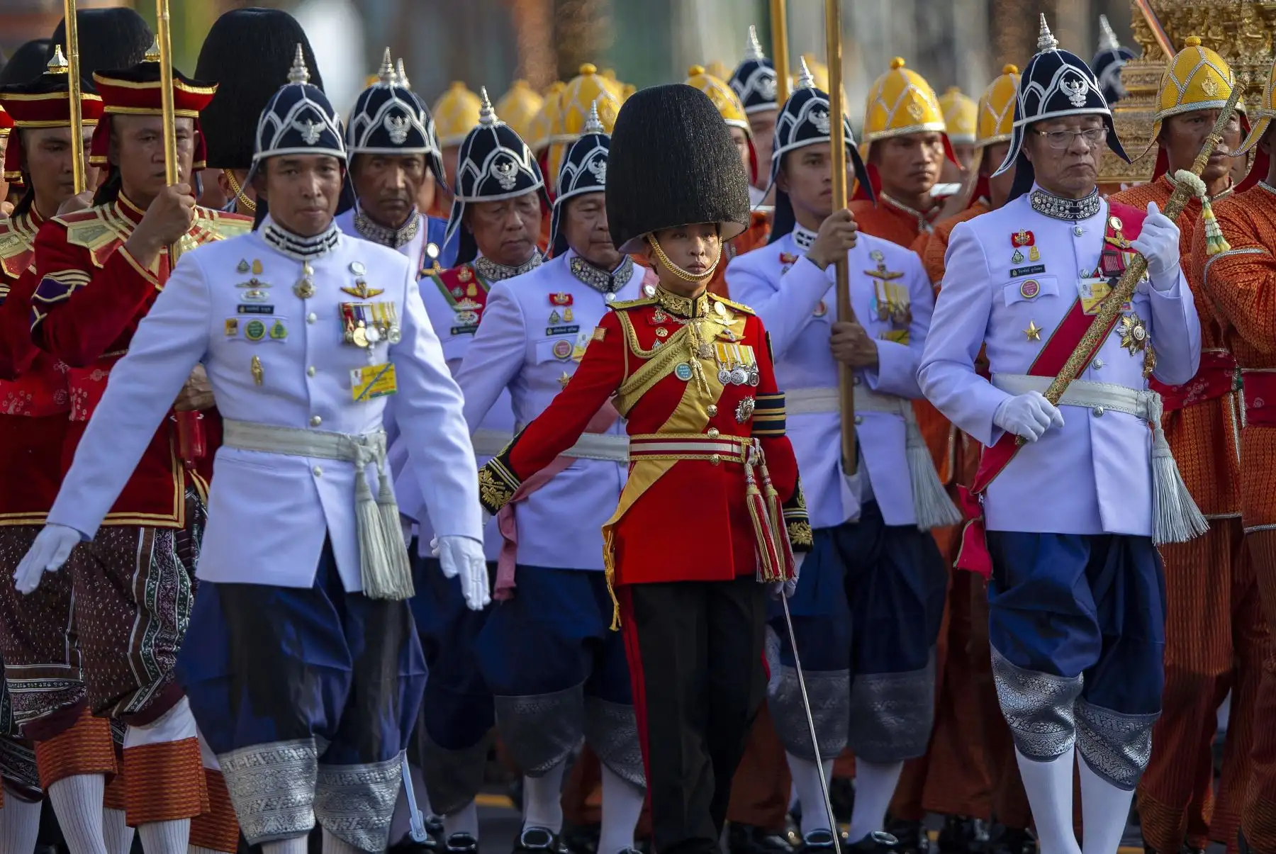 La hija del rey tailandés, la princesa Bajrakitiyabha (C), marcha con guardias reales durante una procesión de tierra para rodear la ciudad, ofreciendo la posibilidad de que la gente rinda homenaje como parte del rey tailandés Maha Vajiralongkorn.
Foto:EFE
