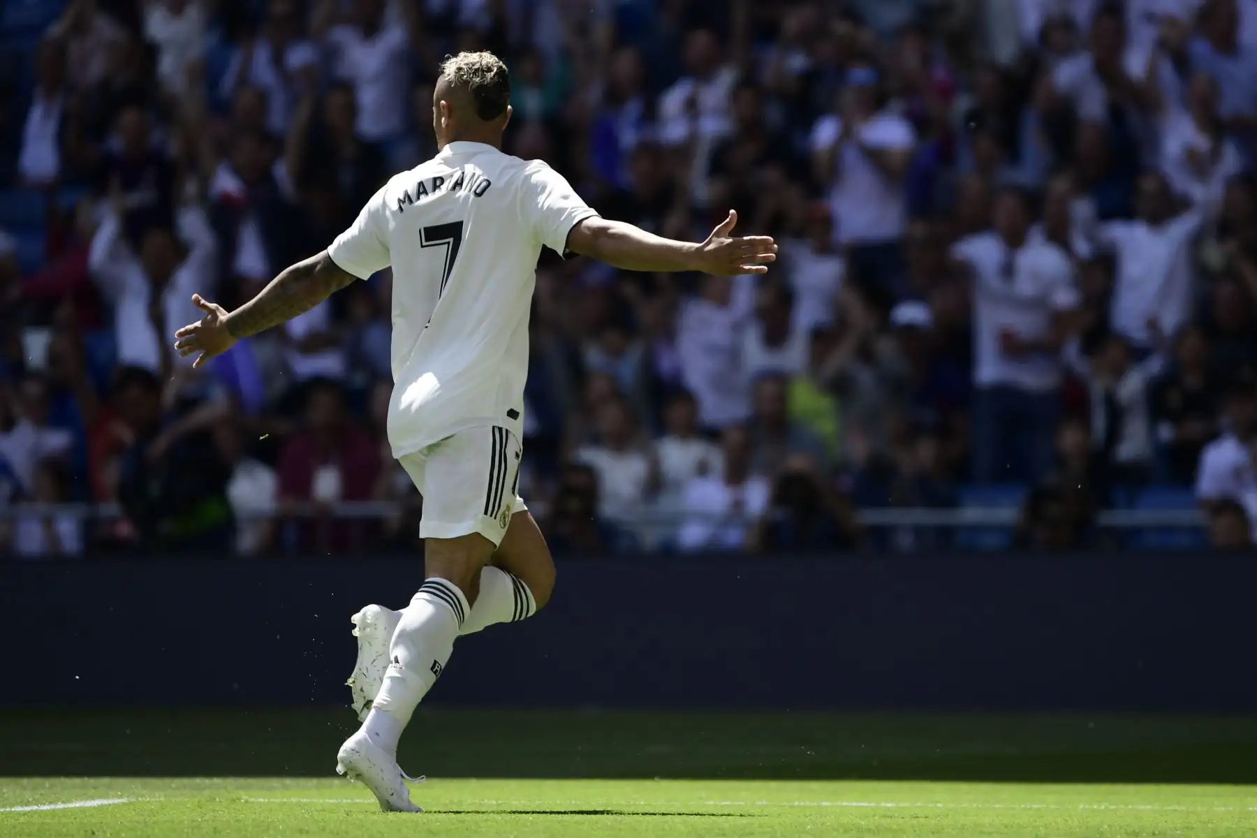El delantero español-dominicano del Real Madrid, Mariano, celebra el gol de apertura durante el partido de fútbol de la liga española entre el Real Madrid CF y el Villarreal CF.
Foto:AFP
