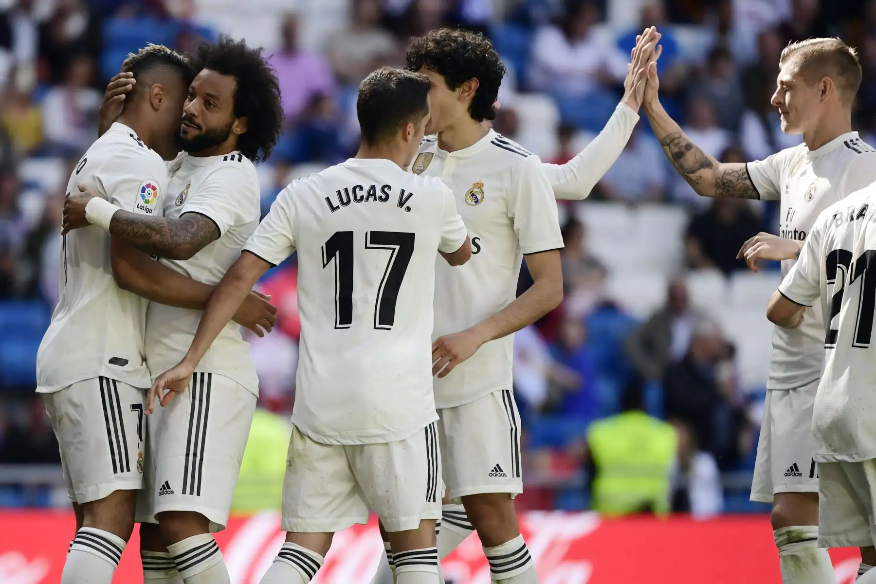 El delantero español-dominicano del Real Madrid, Mariano (L), celebra su segundo gol con compañeros de equipo durante el partido de fútbol de la liga española entre el Real Madrid CF y el Villarreal CF.
Foto:AFP