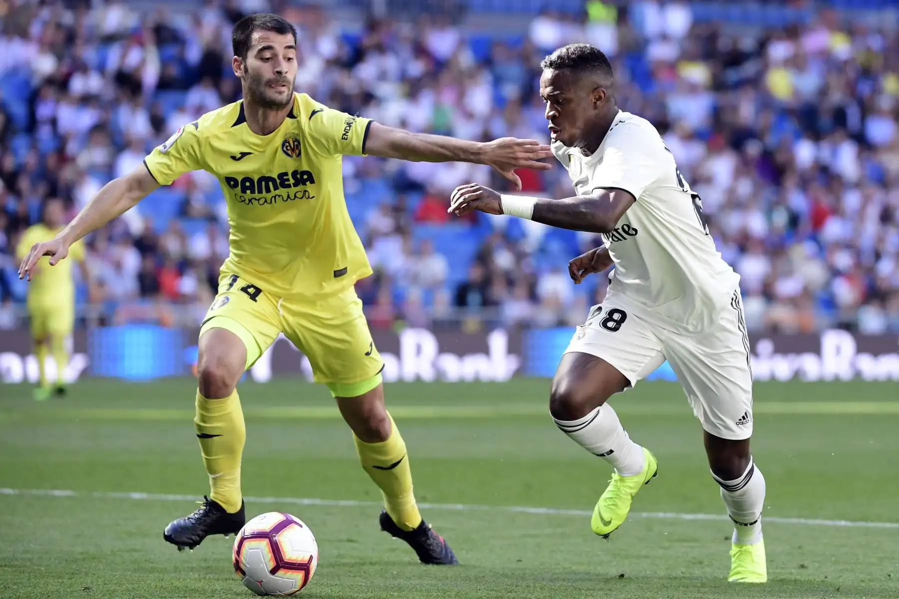 El mediocampista español del Villarreal, Manu Trigueros (L) compite con el delantero brasileño del Real Madrid, Vinicius Junior, durante el partido de fútbol de la liga española entre el Real Madrid CF y el Villarreal CF.
Foto:AFP