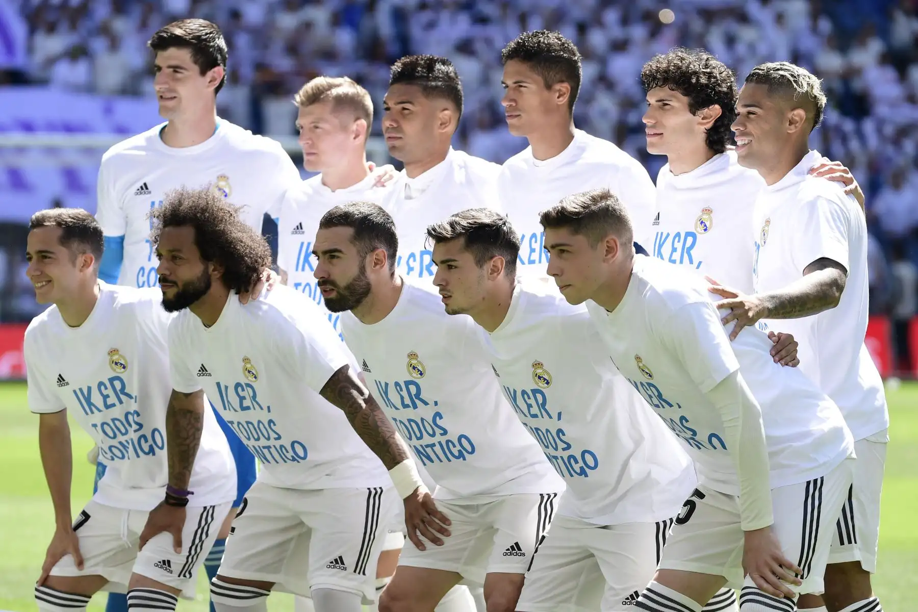 Los jugadores del Real Madrid posan camisetas deportivas en apoyo del portero del Oporto, Iker Casillas, antes del partido de fútbol de la liga española entre el Real Madrid CF y el Villarreal CF.
Fotos:AFP
