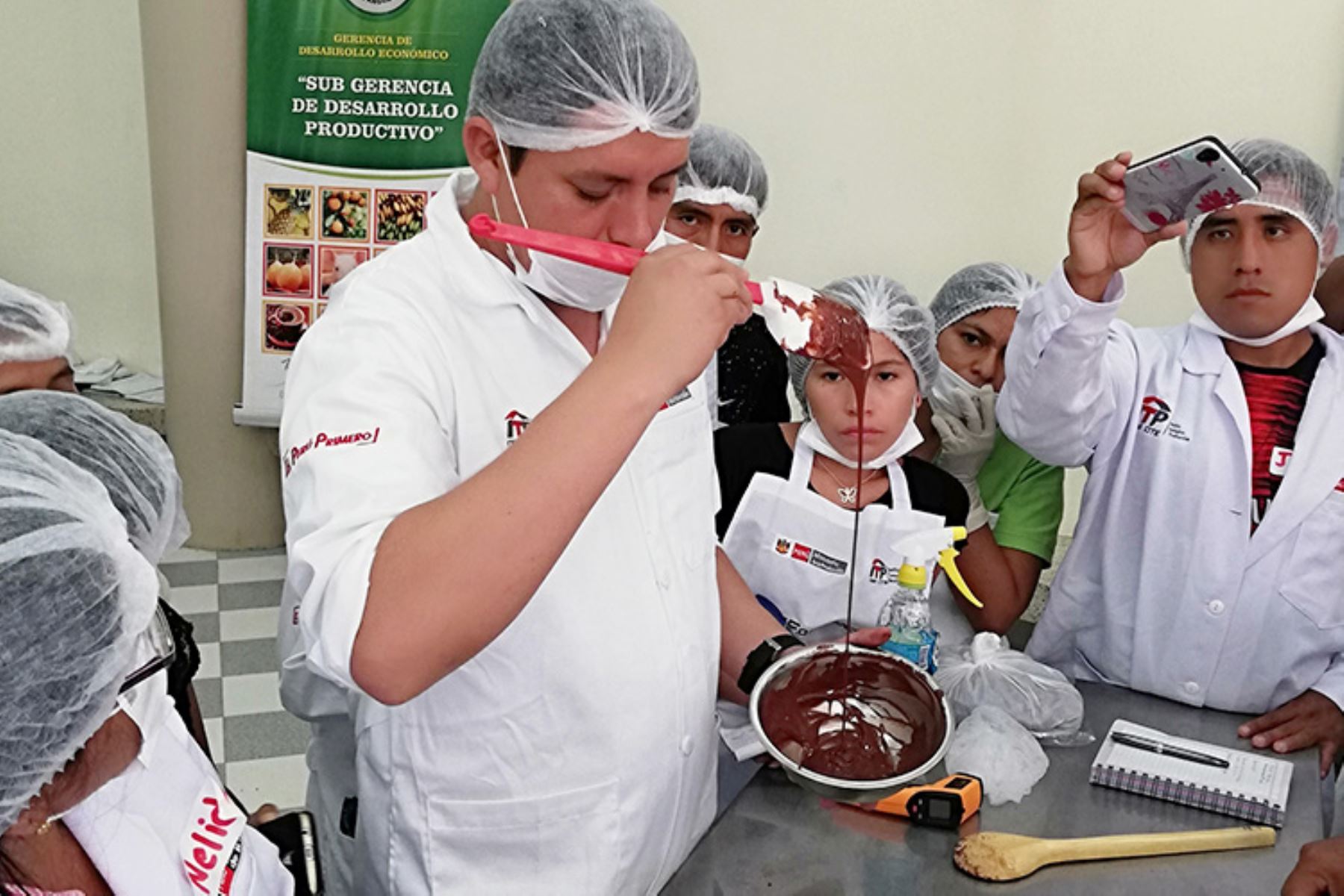 Cite Agroindustrial Vraem ofreció capacitación en Pangoa sobre preparación de chocolates y bombones con plantas aromáticas y frutos exóticos.