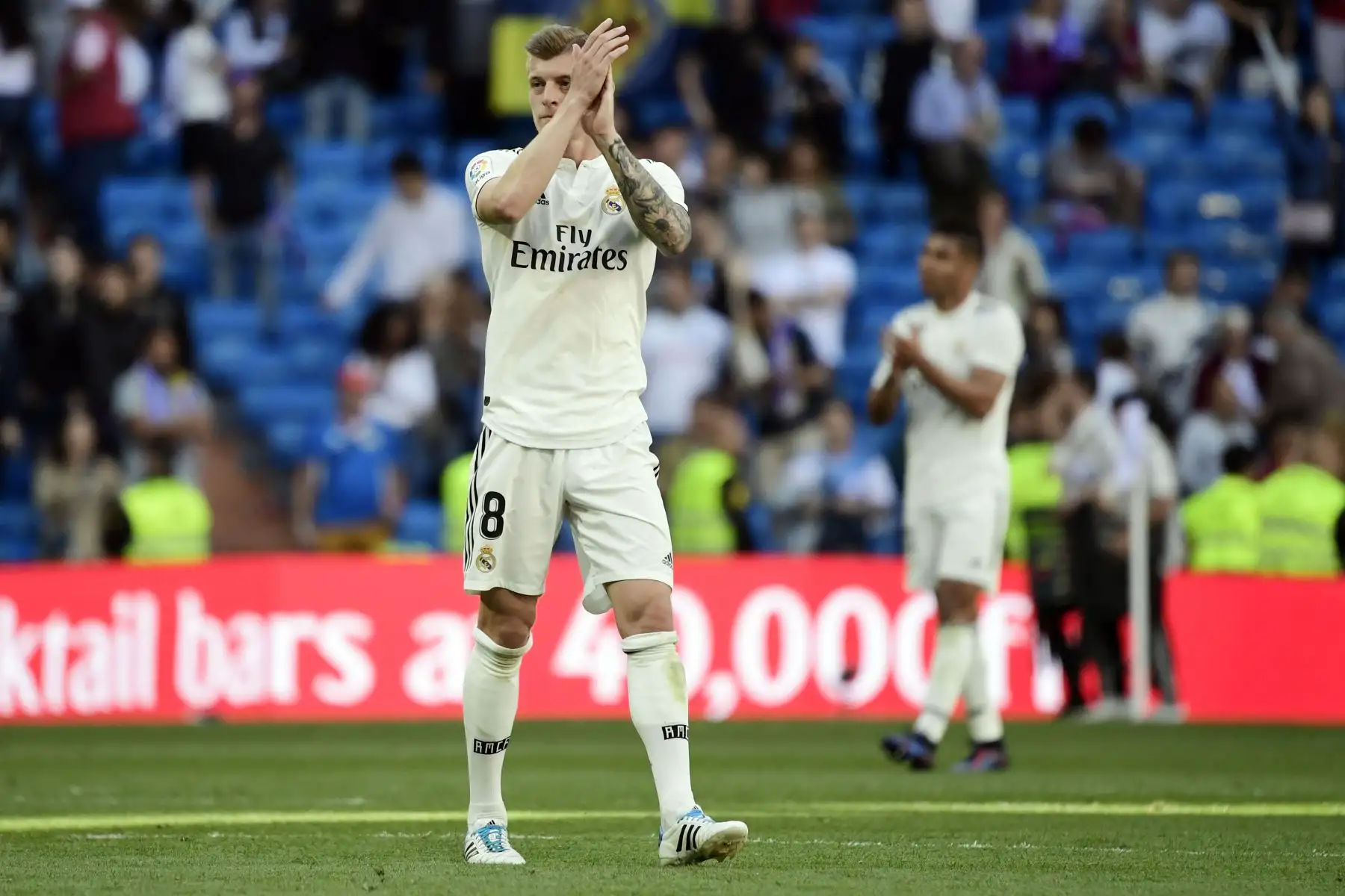 El mediocampista alemán del Real Madrid, Toni Kroos, reconoce a los espectadores al final del partido de fútbol de la liga española entre el Real Madrid CF y el Villarreal CF.
Foto:AFP