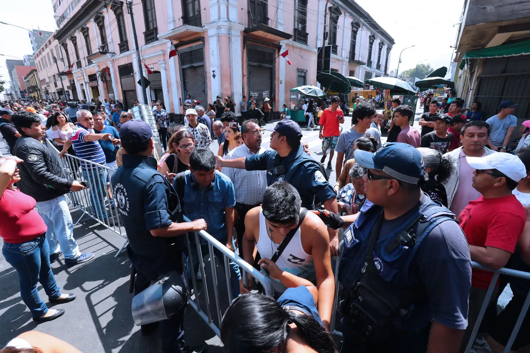 Empadronamiento de los propietarios, comerciantes y trabajadores de las manzanas 29 y 27, comprendidas entre los jirones Huallaga Foto: ANDINA/Norman Córdova