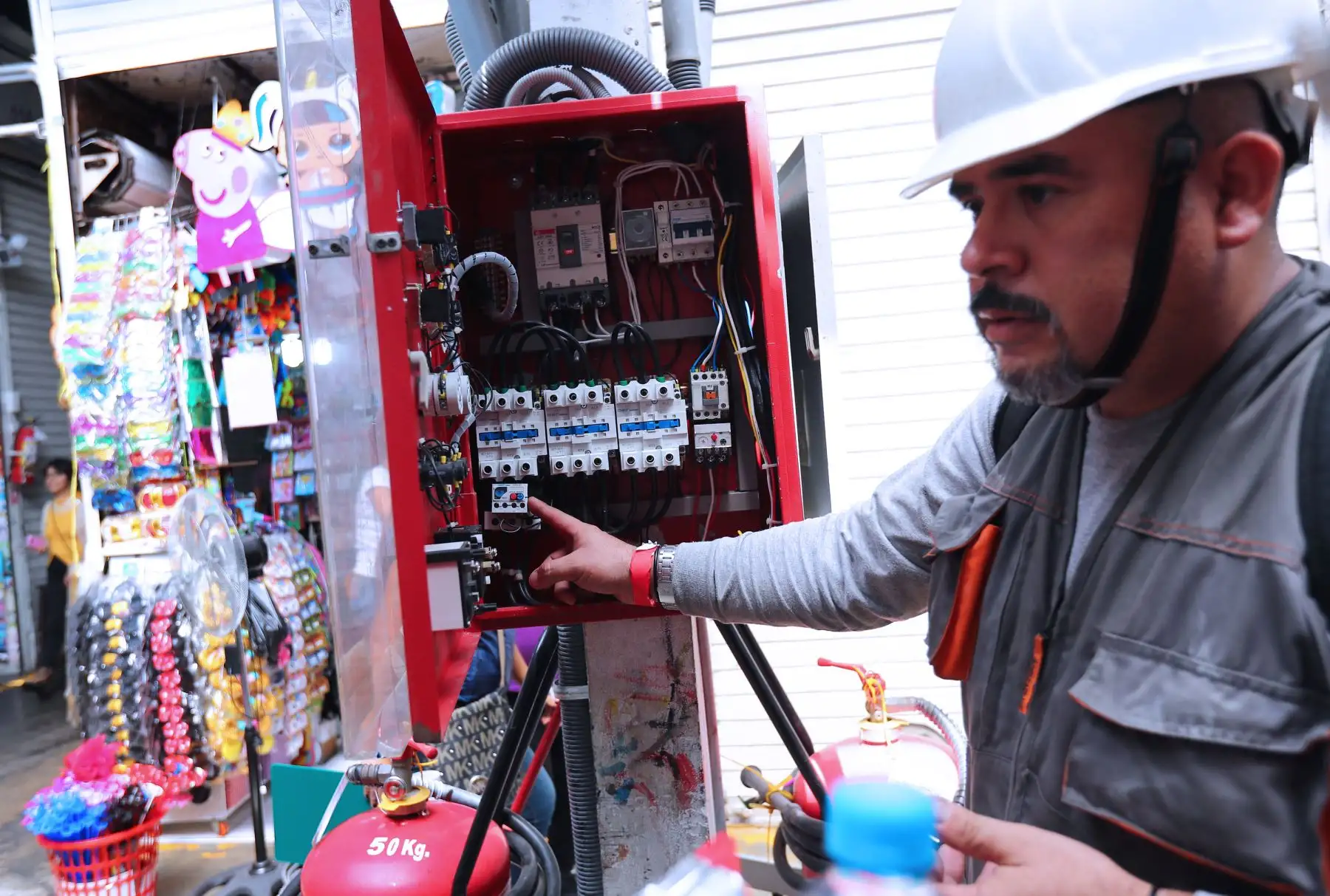 Empadronamiento de los propietarios, comerciantes y trabajadores de las manzanas 29 y 27, comprendidas entre los jirones Huallaga Foto: ANDINA/Norman Córdova