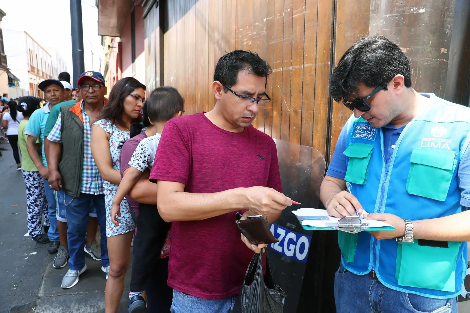 Empadronamiento de los propietarios, comerciantes y trabajadores de las manzanas 29 y 27, comprendidas entre los jirones Huallaga Foto: ANDINA/Norman Córdova