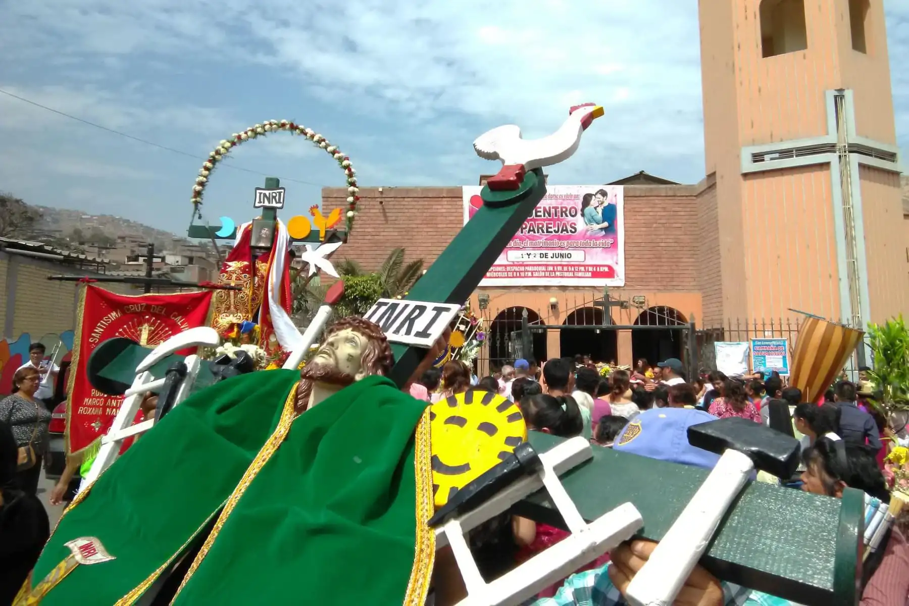 El primer domingo de mayo, a nivel mundial, se celebra la fiesta de las cruces. 
Imágenes de la bajada de las cruces de los cerros  en Nueva Esperanza distrito de  Villa María del triunfo.
Foto :ANDINA /Cortesía Walter Medina