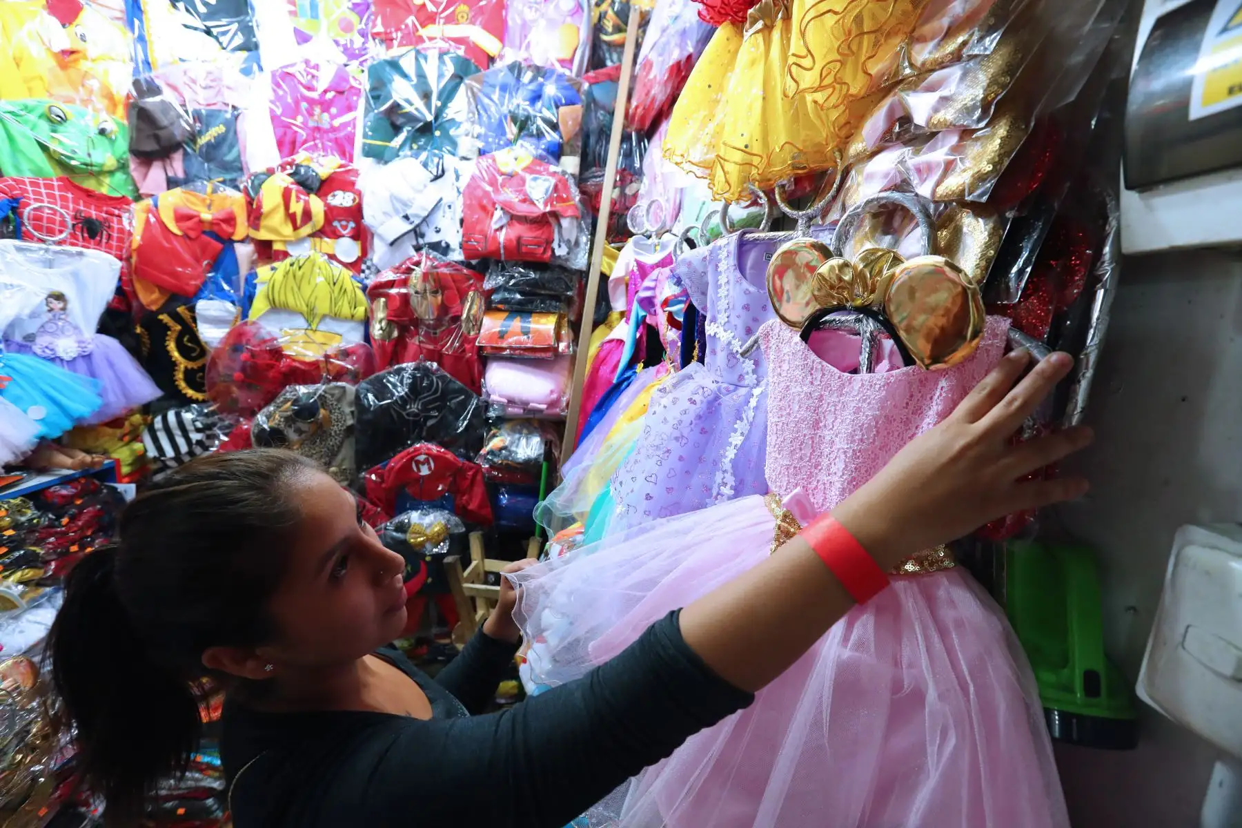 Empadronamiento de los propietarios, comerciantes y trabajadores de las manzanas 29 y 27, comprendidas entre los jirones Huallaga Foto: ANDINA/Norman Córdova