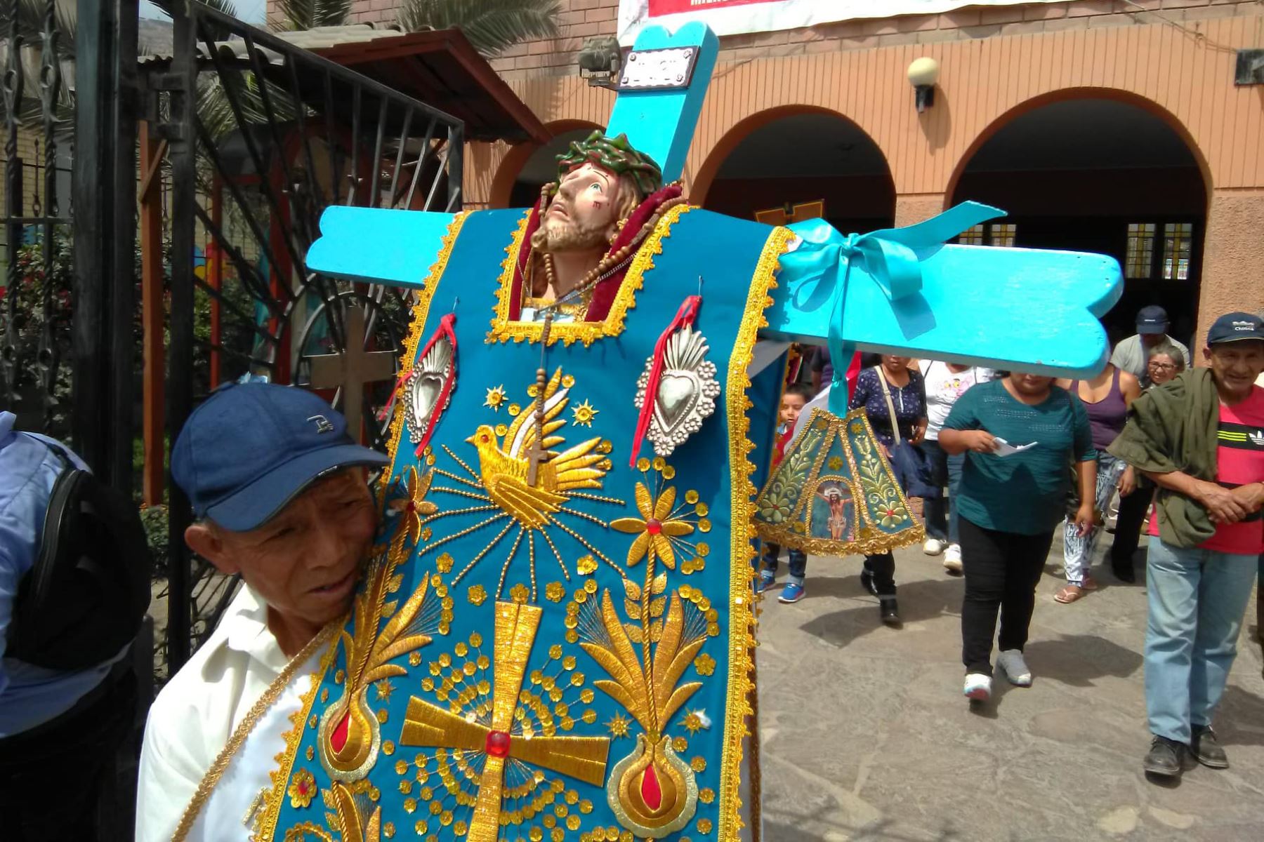 Considerada una de las más importantes celebraciones del calendario festivo regional peruano, la Fiesta de las Cruces o Cruz de Mayo se celebra, con fecha central el 3 de dicho mes, en varias provincias del Perú donde se expresa en tradiciones y costumbres rebosantes en fervor cristiano y sincretismo cultural. ANDINA/Difusión