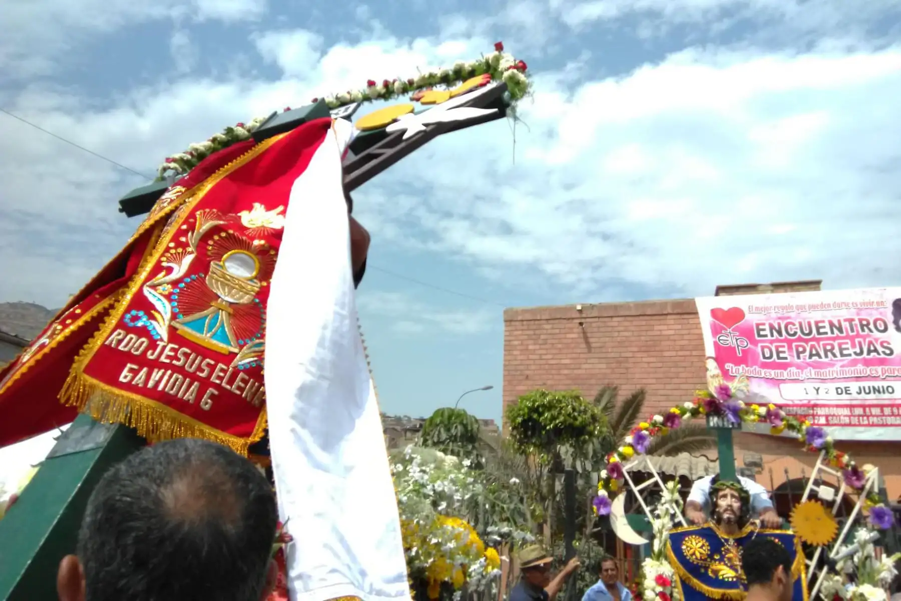 El primer domingo de mayo, a nivel mundial, se celebra la fiesta de las cruces. 
Imágenes de la bajada de las cruces de los cerros  en Nueva Esperanza distrito de  Villa María del triunfo.
Foto :ANDINA /Cortesía Walter Medina