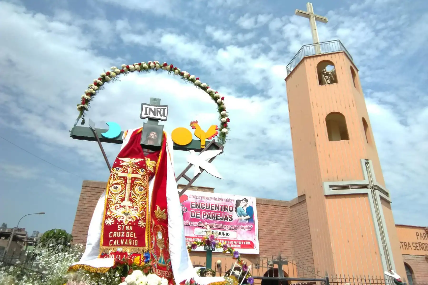 El primer domingo de mayo, a nivel mundial, se celebra la fiesta de las cruces. 
Imágenes de la bajada de las cruces de los cerros  en Nueva Esperanza distrito de  Villa María del triunfo.
Foto :ANDINA /Cortesía Walter Medina