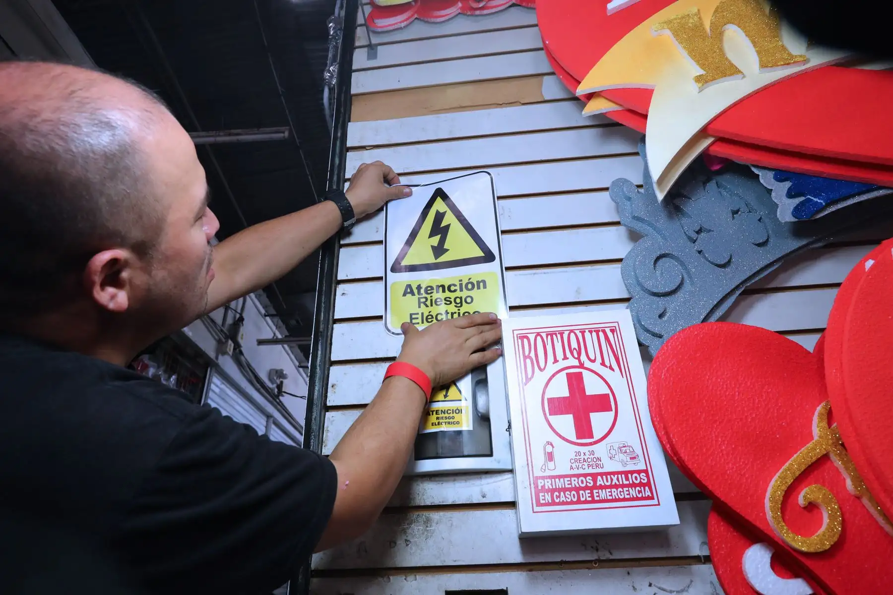 Empadronamiento de los propietarios, comerciantes y trabajadores de las manzanas 29 y 27, comprendidas entre los jirones Huallaga Foto: ANDINA/Norman Córdova