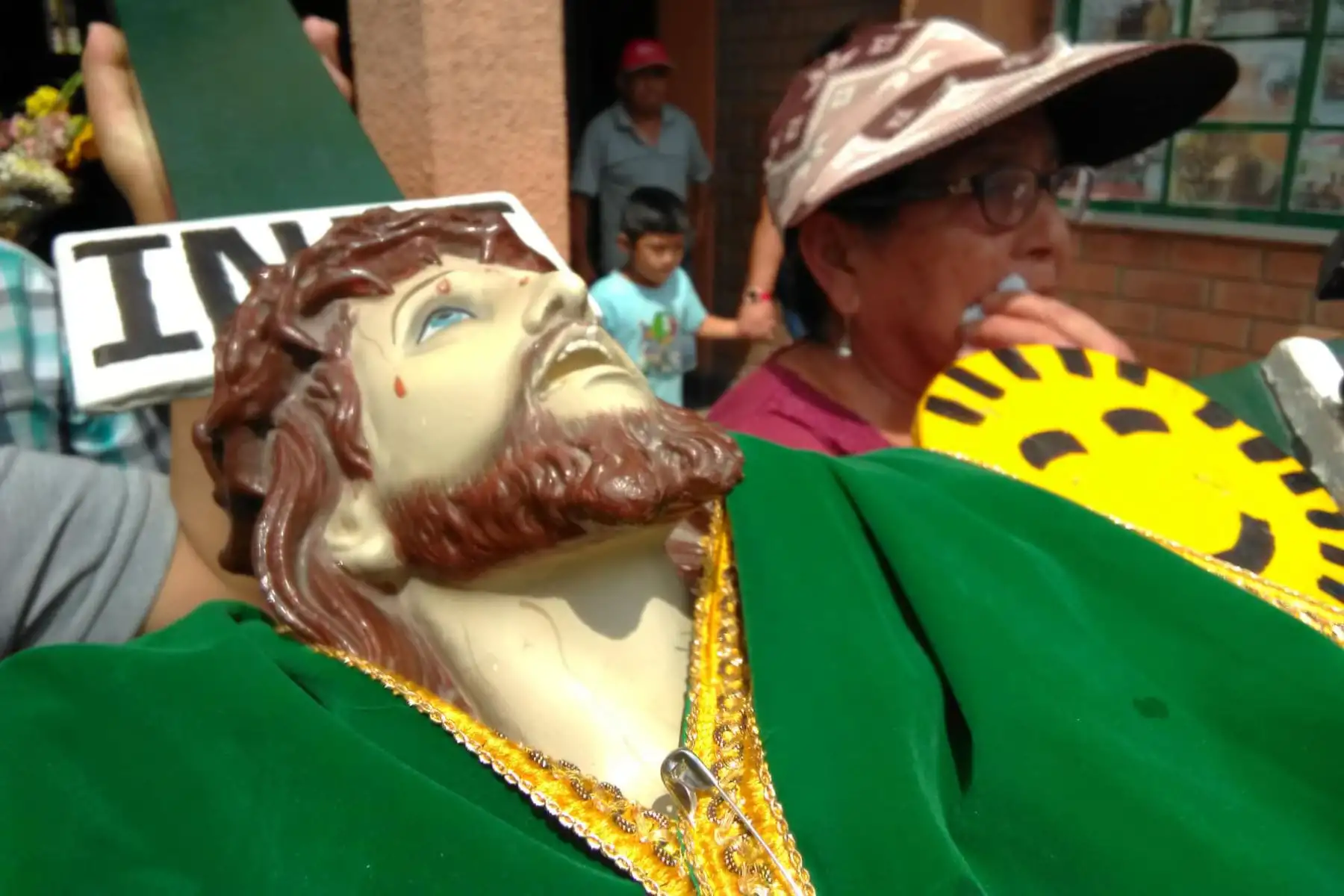 El primer domingo de mayo, a nivel mundial, se celebra la fiesta de las cruces. 
Imágenes de la bajada de las cruces de los cerros  en Nueva Esperanza distrito de  Villa María del triunfo.
Foto :ANDINA /Cortesía Walter Medina