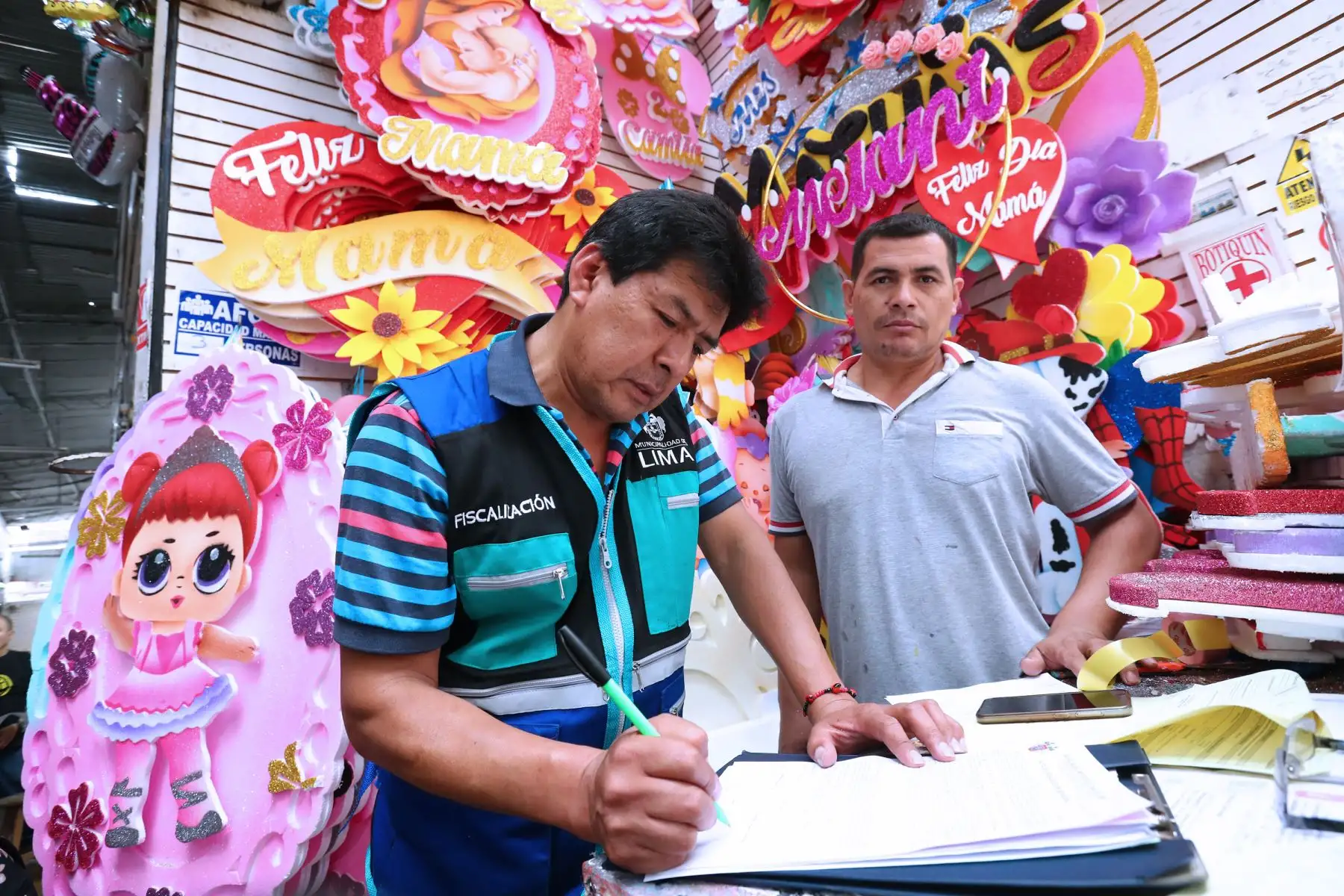 Empadronamiento de los propietarios, comerciantes y trabajadores de las manzanas 29 y 27, comprendidas entre los jirones Huallaga Foto: ANDINA/Norman Córdova