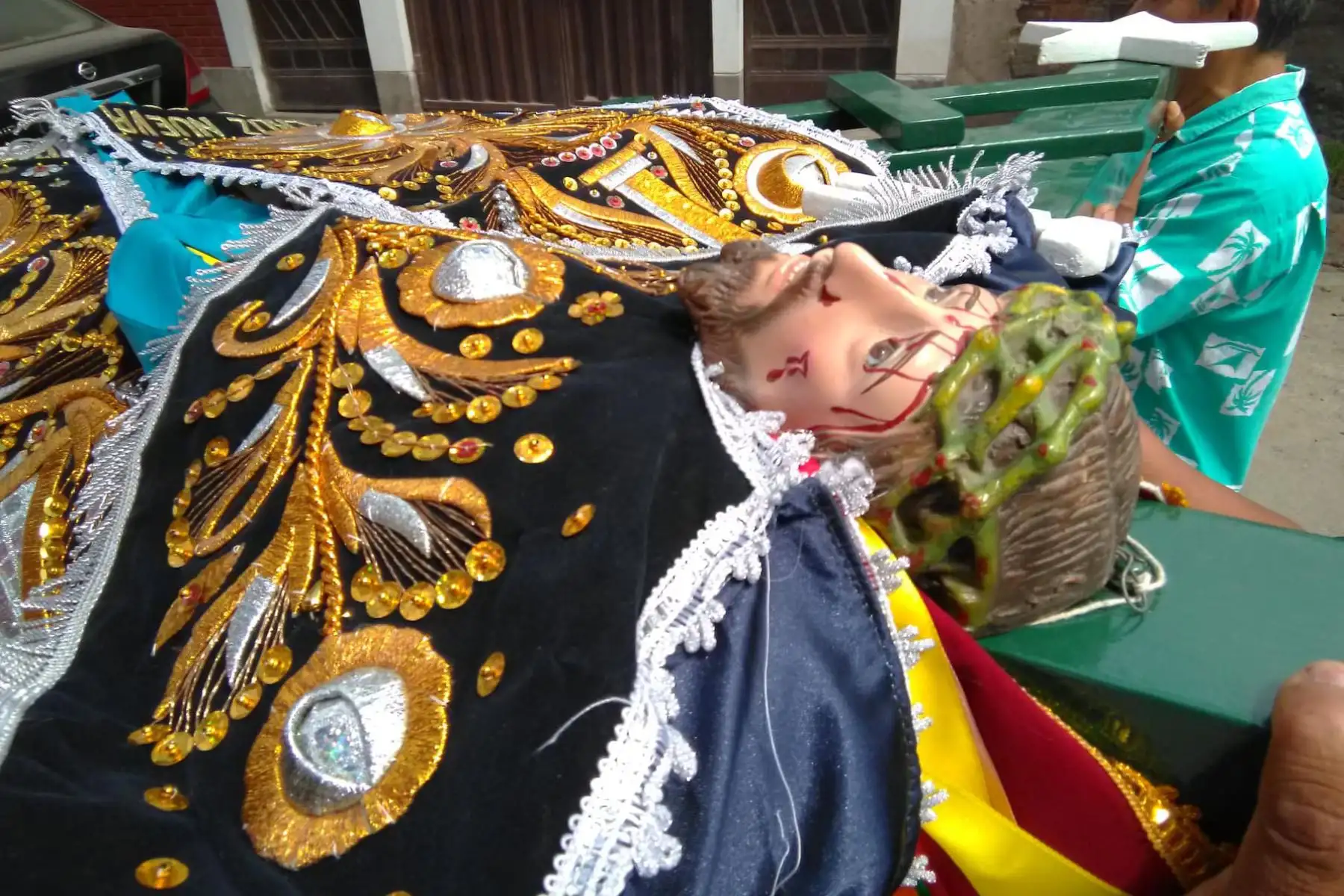 El primer domingo de mayo, a nivel mundial, se celebra la fiesta de las cruces. 
Imágenes de la bajada de las cruces de los cerros  en Nueva Esperanza distrito de  Villa María del triunfo.
Foto :ANDINA /Cortesía Walter Medina