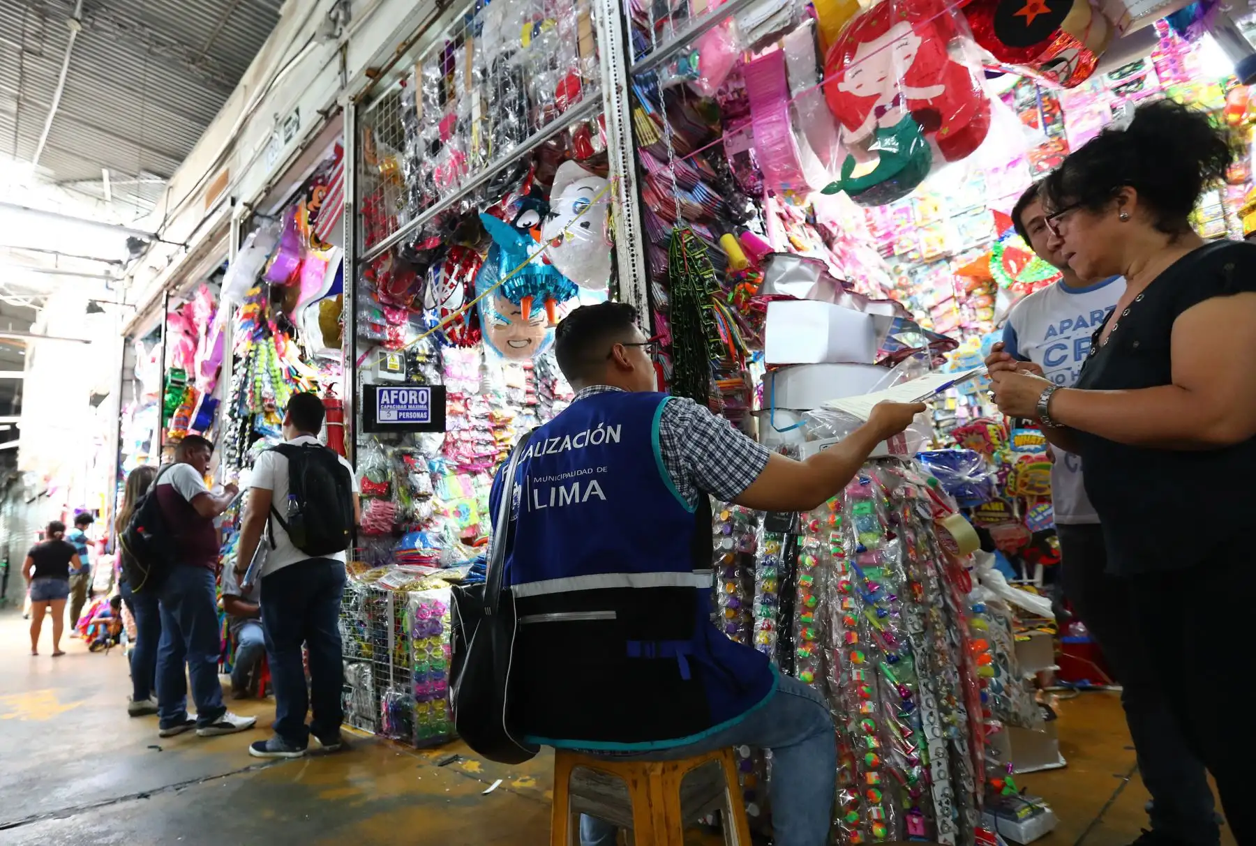 Empadronamiento de los propietarios, comerciantes y trabajadores de las manzanas 29 y 27, comprendidas entre los jirones Huallaga Foto: ANDINA/Norman Córdova