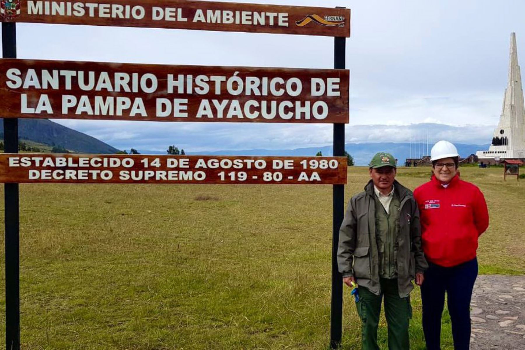 La ministra del Ambiente, Lucía Ruiz, visitó el Santuario Histórico de la Pampa de Ayacucho, donde se reunió con el guardaparques Julio Robles.