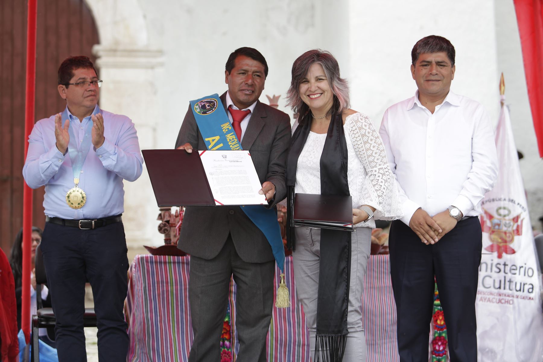 La ministra Ulla Holmquist entregó al alcalde Mequias Contreras la Declaratoria de Patrimonio Cultural de la Nación a los conocimientos, saberes y prácticas relacionadas a la elaboración de la cerámica tradicional de Quinua.