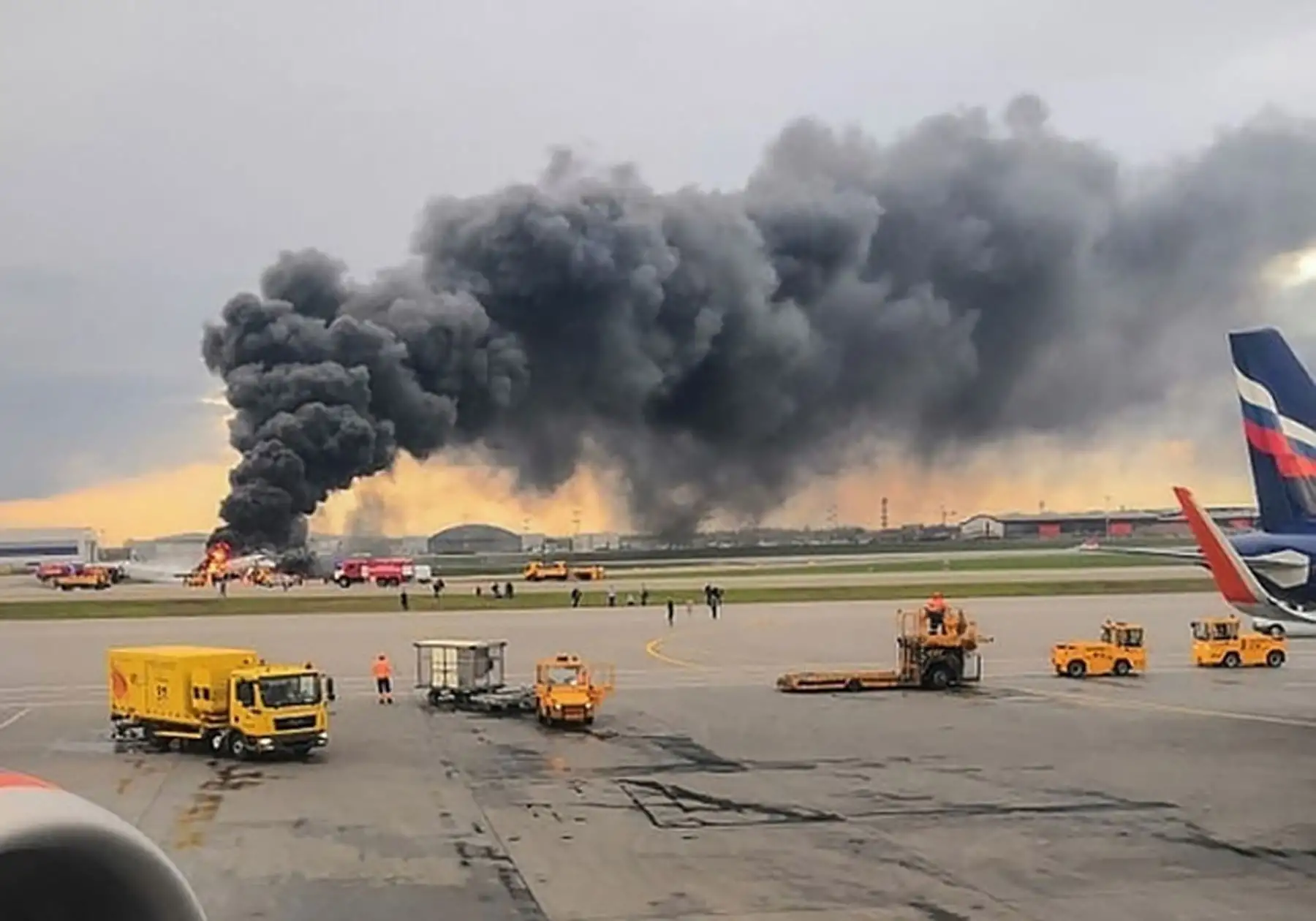 El Comité de Investigación de Rusia muestra el incendio de un Superjet-100 de fabricación rusa en el aeropuerto de Sheremetyevo, en las afueras de Moscú.
Foto:AFP