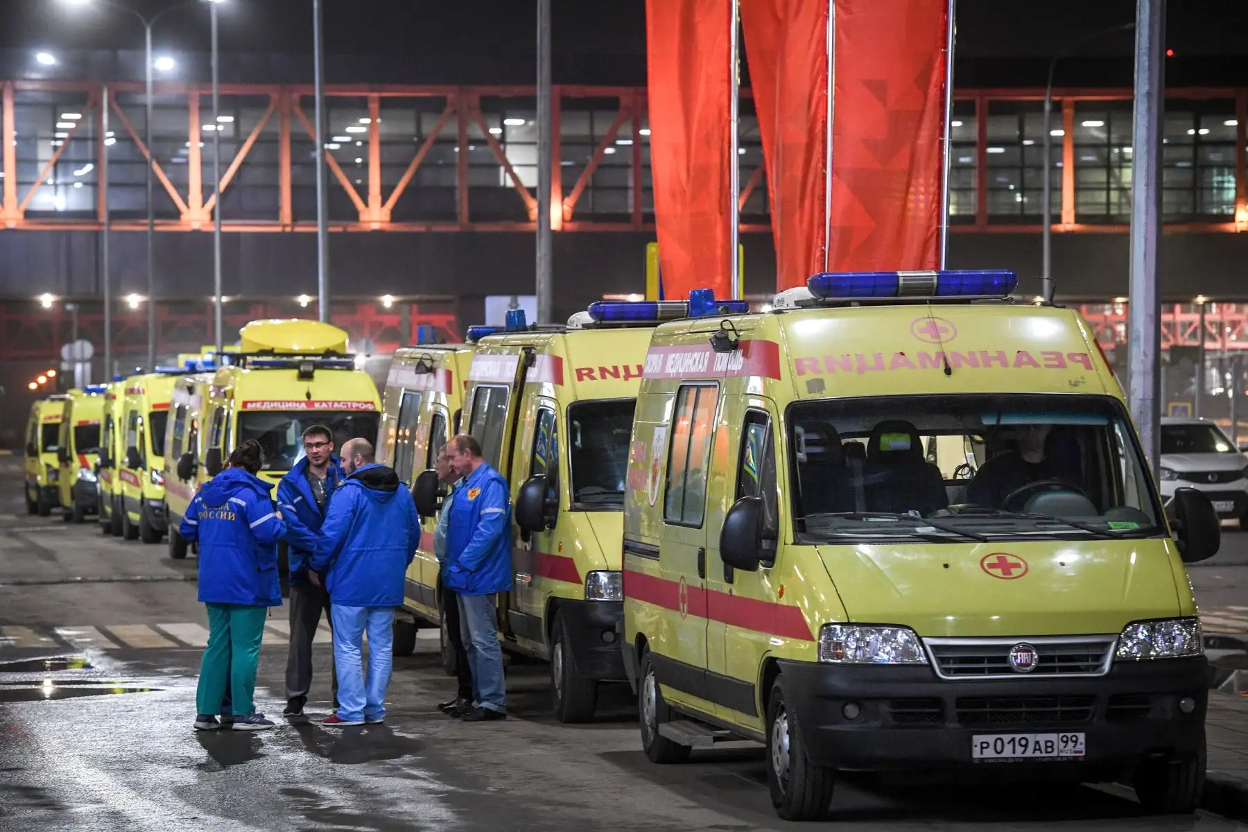 Las ambulancias están estacionadas frente al edificio de la terminal del aeropuerto de Sheremetyevo, en las afueras de Moscú, luego de que un Superjet-100 de fabricación rusa se incendió un aterrizaje de emergencia.
Foto:AFP