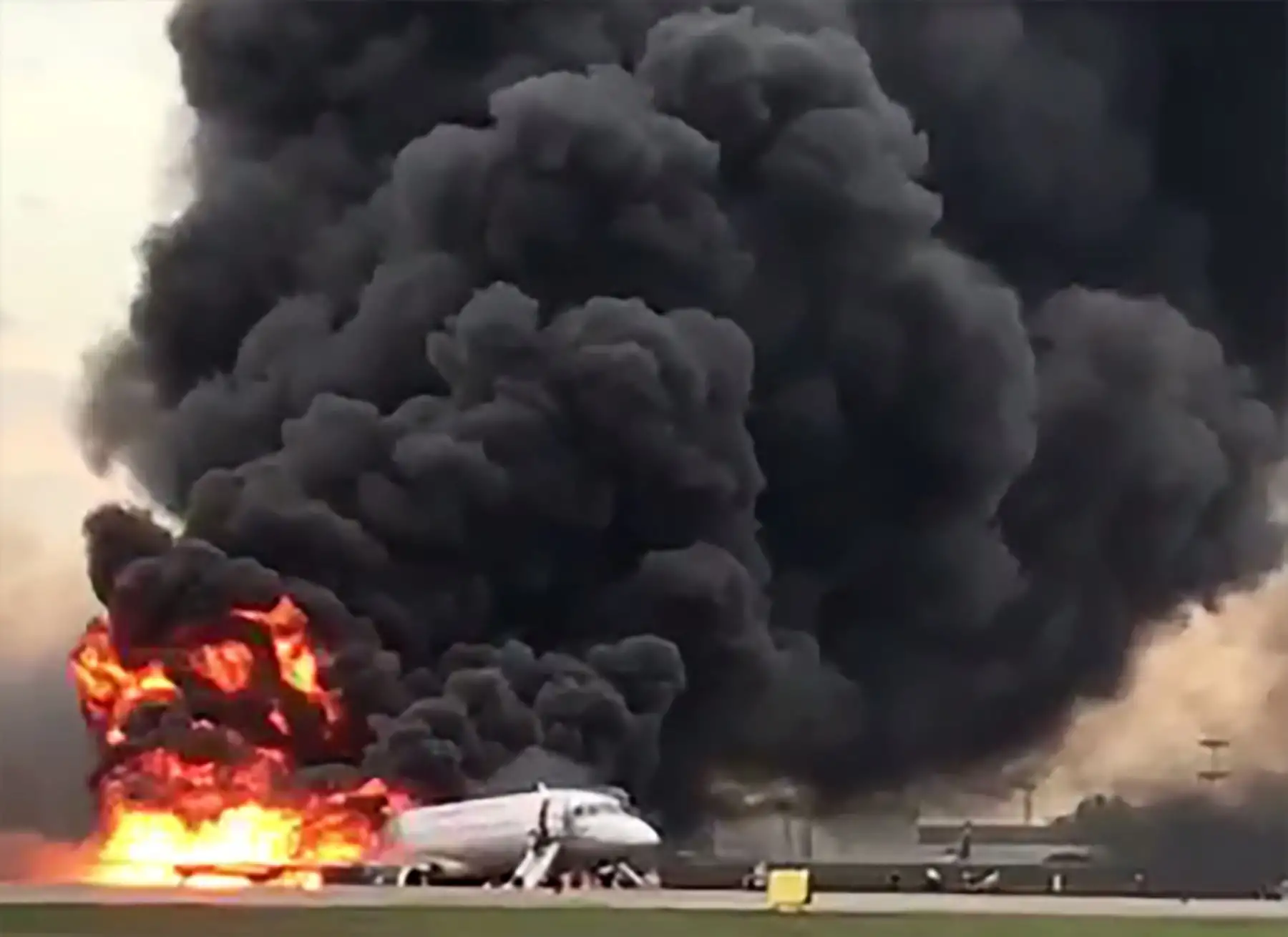 Incendio de un Superjet-100 de fabricación rusa en el aeropuerto de Sheremetyevo, en las afueras de Moscú. 
Foto:AFP