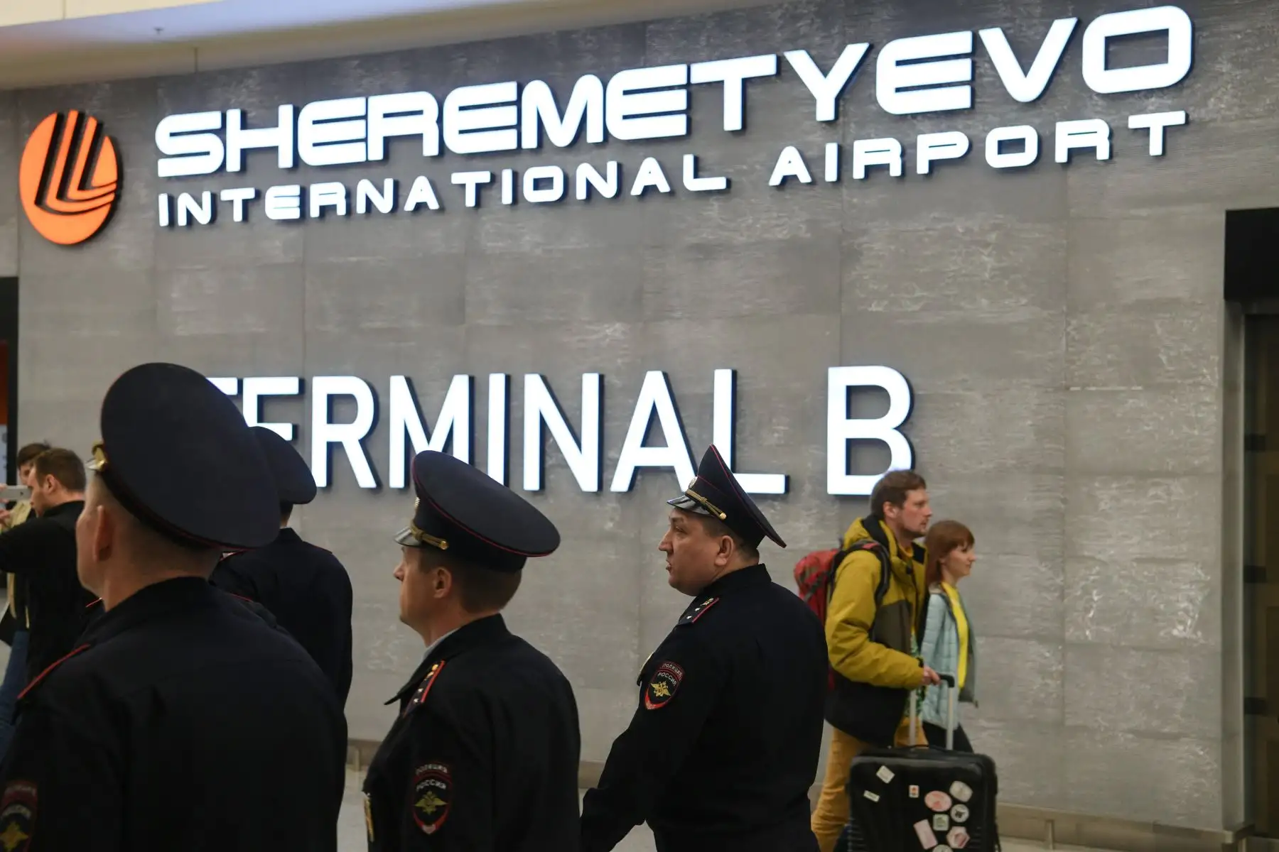 Los oficiales de la policía de Ussian caminan dentro del edificio de la terminal del aeropuerto de Sheremetyevo, en las afueras de Moscú, luego de que un Superjet-100 de origen ruso en llamas intentó un aterrizaje de emergencia .
Foto:AFP