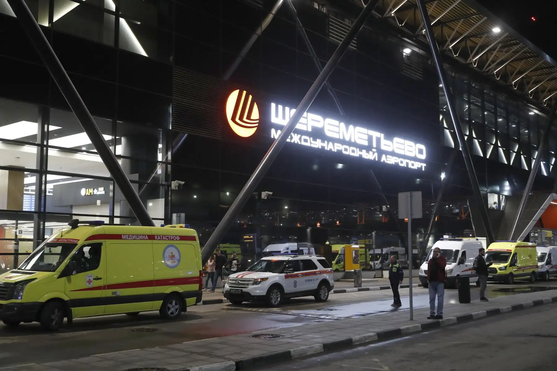 Un vehículo de ambulancia se encuentra frente a la terminal del aeropuerto Sheremetyevo de Aeroflot, luego del incendio que se produjo mientras el Sukhoi Superjet 100 del avión de la aerolínea rusa Aeroflot.
Foto:EFE