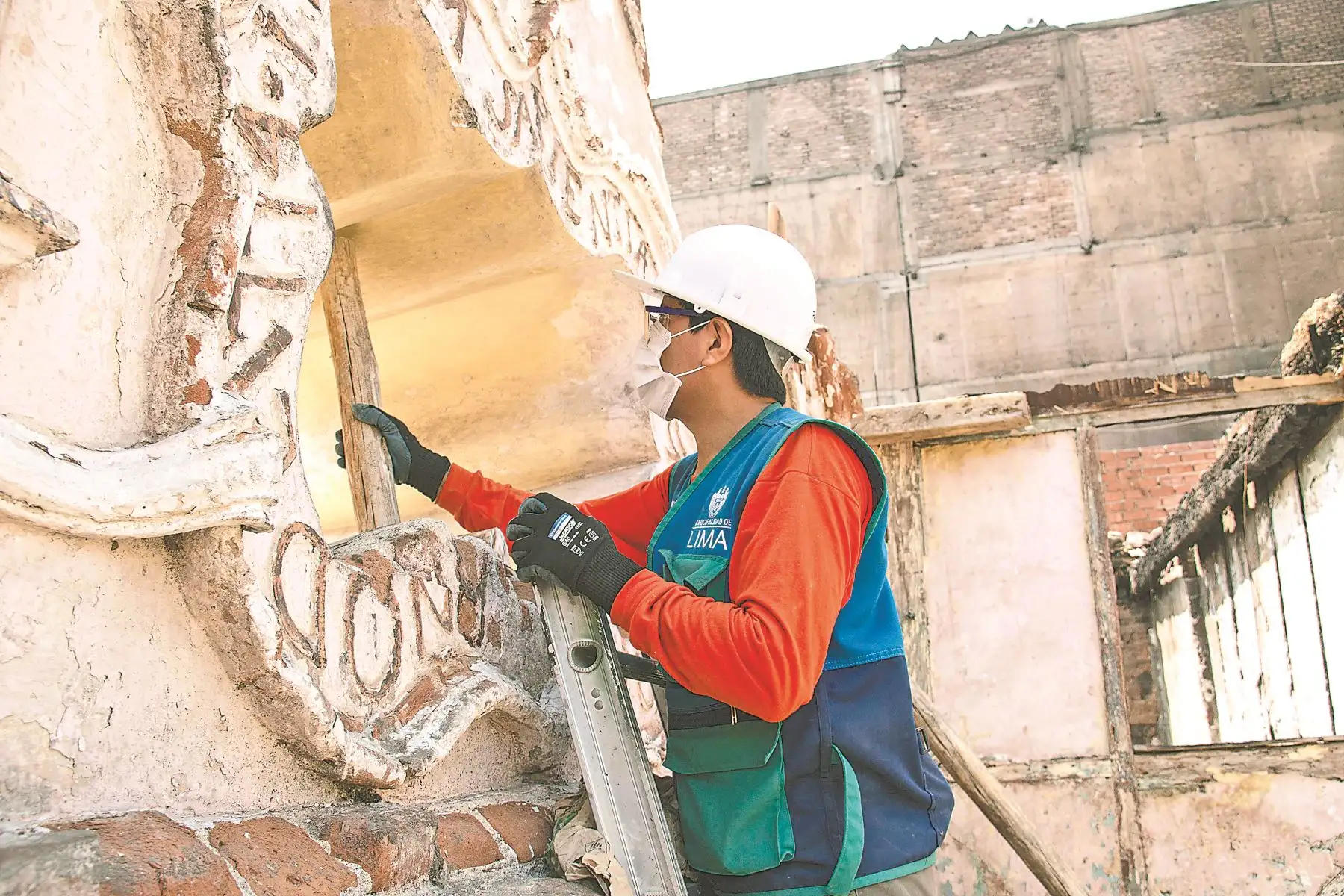 Ambientes de la iglesia Jesús Reparador se afectaron por el incendio de Mesa Redonda. ProLima actuó para cuidado de sus bienes. En la zona, se han hallado vestigios del colegio mercedario del XVII.
Foto: ANDINA/ Cortesía Pro Lima
