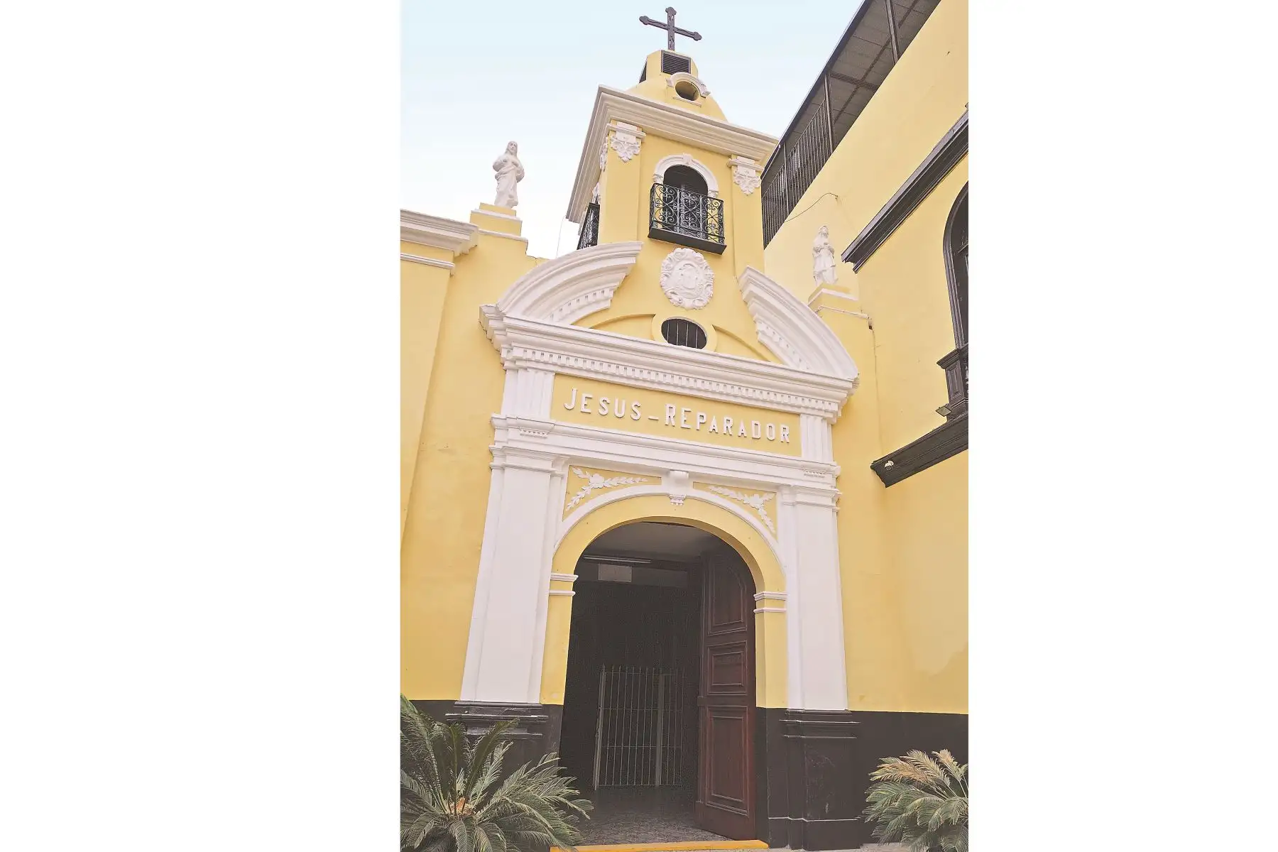 Tras el incendio, aparecieron los vestigios de este centro de enseñanza religiosa: muros virreinales debajo de containers usados como depósitos; columnas con bases intactas y los arcos de ladrillos.
Foto:Andina/ Jose Vadillo