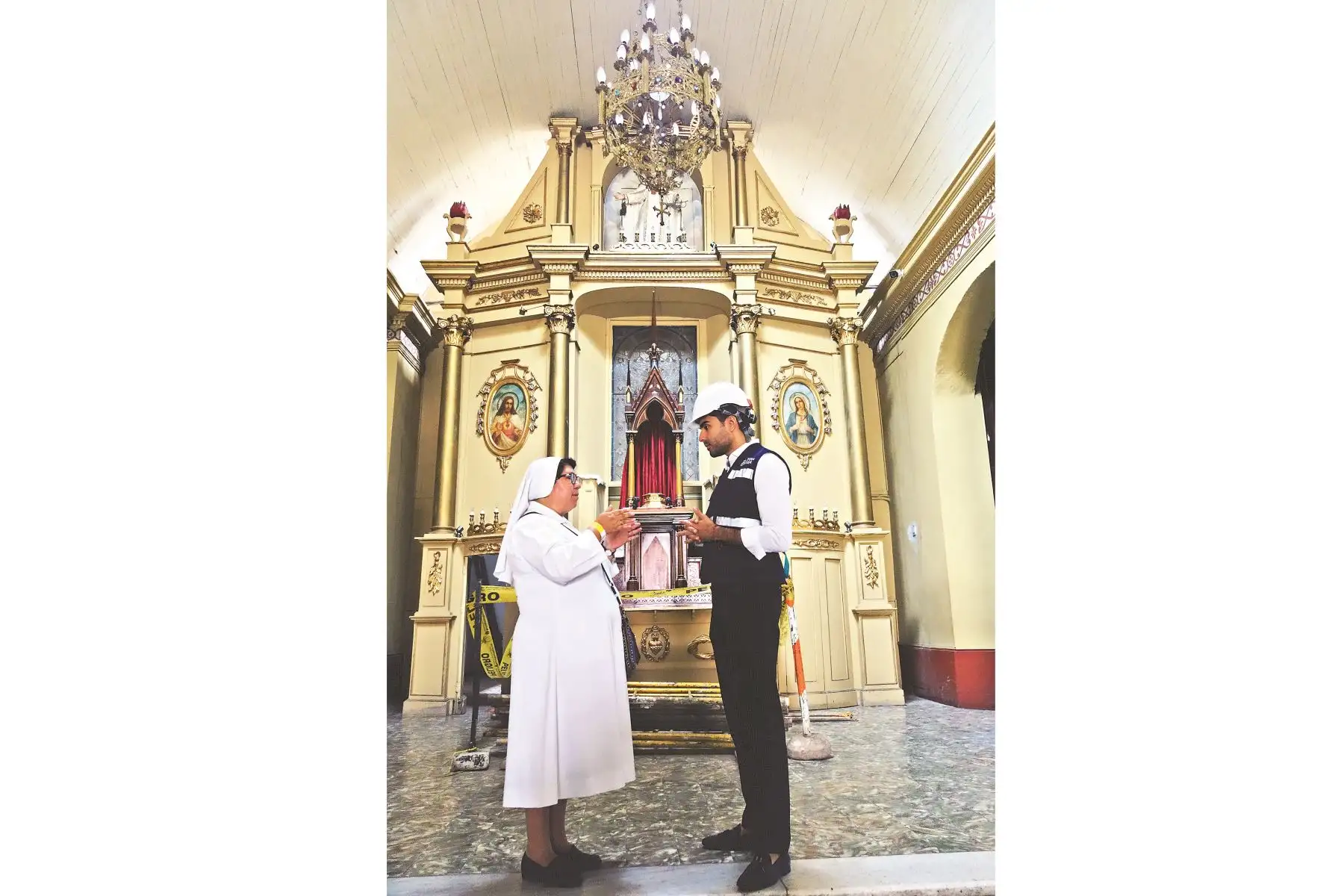 Se pudo rescatar los bienes litúrgicos de la sacristía y objetos del depósito sobre este ambiente. Las imágenes sagradas de los altares las trasladaron policías, bomberos y agentes municipales al monasterio de Santa Catalina. 
Foto: ANDINA/Cortesía Pro Lima