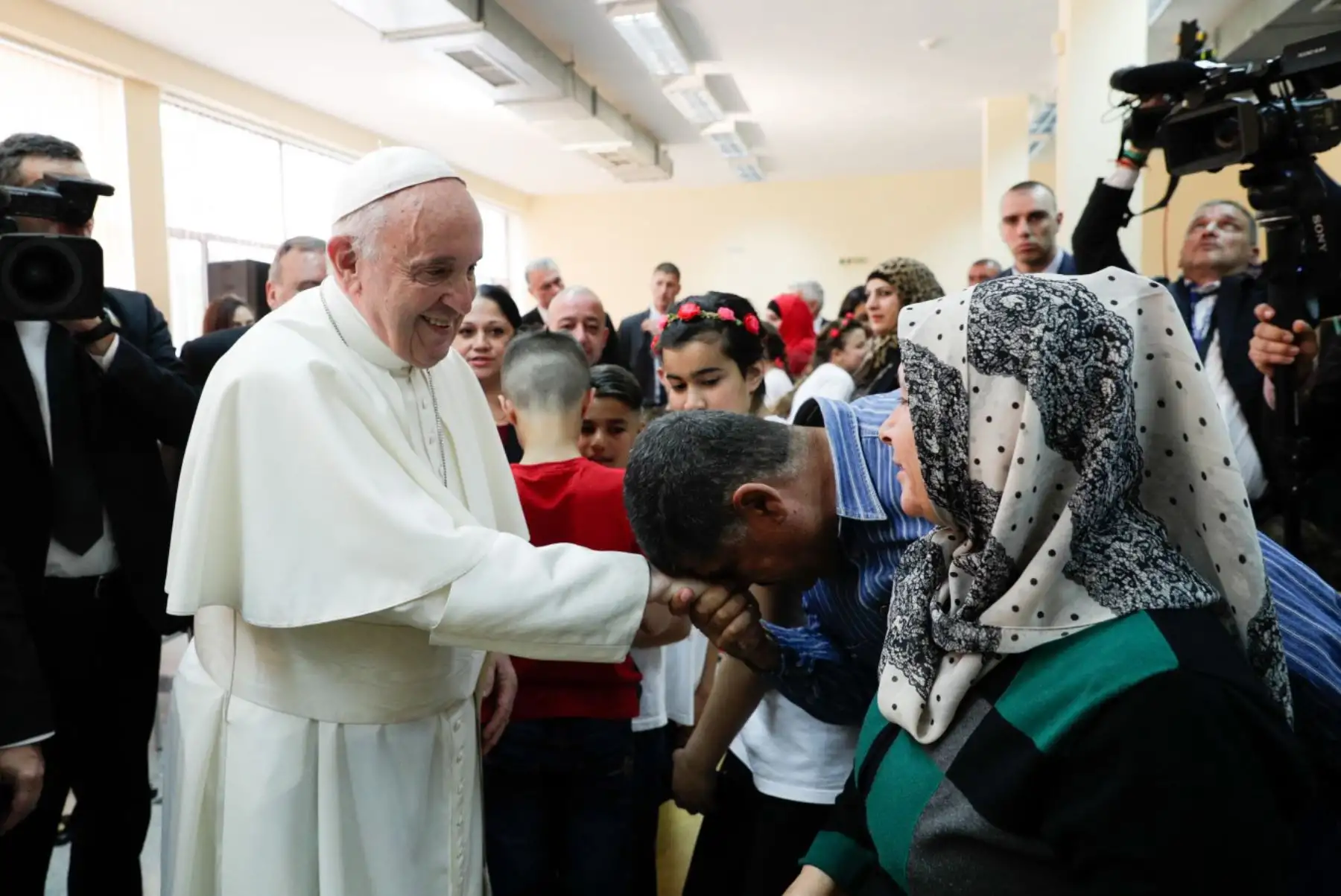 El Papa Francisco se reúne con refugiados en Vrazhdebna, en las afueras de la capital búlgara. Foto: AFP