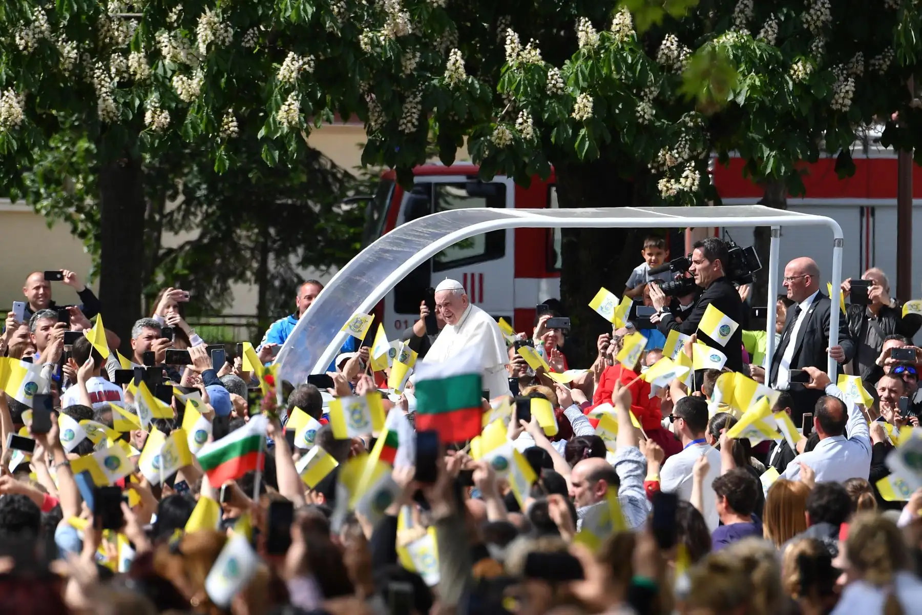 El Papa Francisco saluda desde el papamóvil cuando llega para celebrar una Santa Misa en la Iglesia del Sagrado Corazón en Rakovski, Bulgaria. Foto: AFP